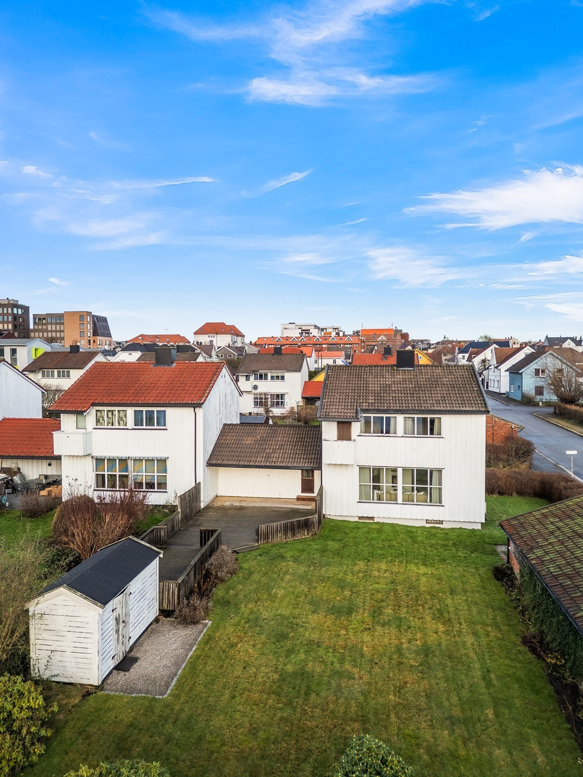 Eiendommen er omgitt av en rekke eneboliger med god beliggenhet og solforhold. Galleribilde