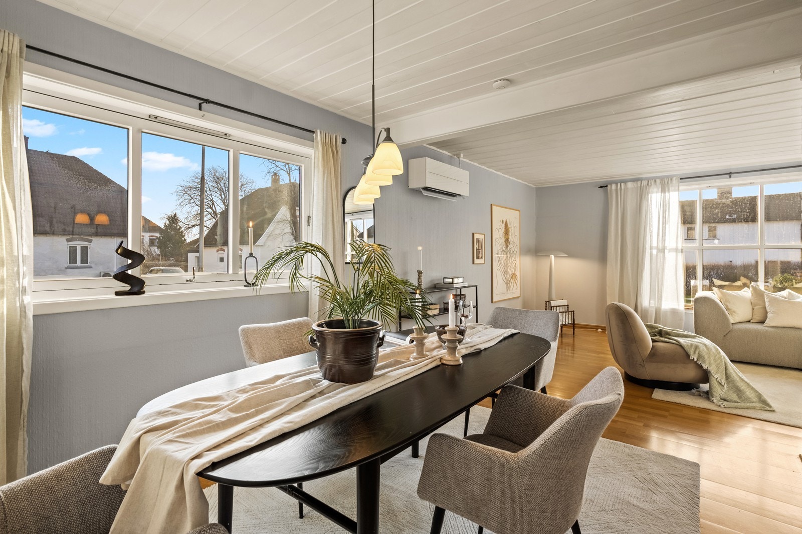 Spiseplass har store vinduer som gir godt med dagslys, med parkettgulv og malte vegger. Galleribilde