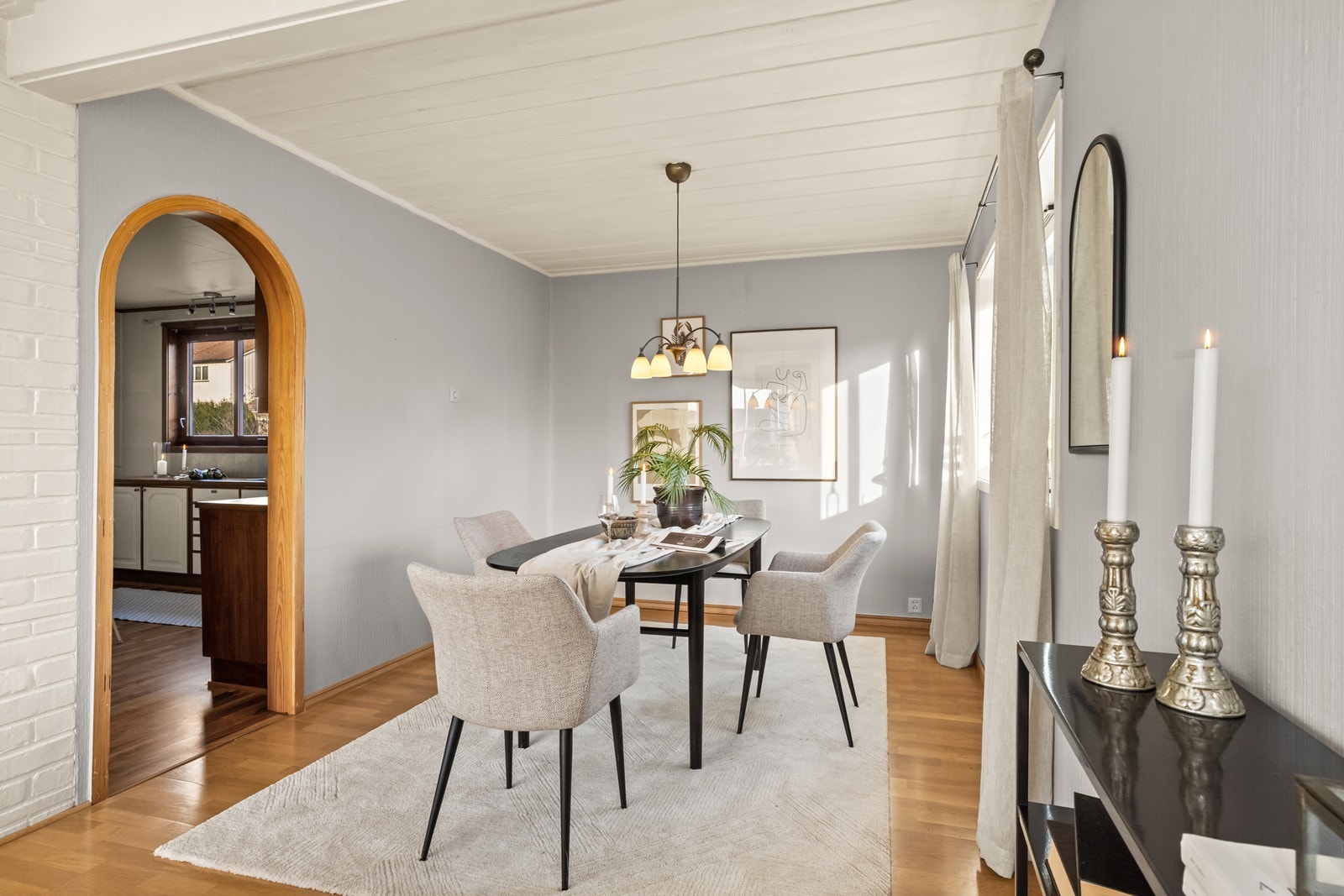 Direkte forbindelse til kjøkkenet gir en naturlig spiseplass med parkettgulv og malte vegger. Galleribilde