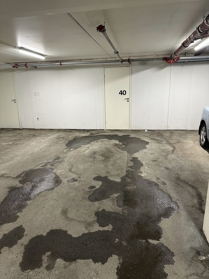 Garasjeplass med inngang til sportsbod Galleribilde