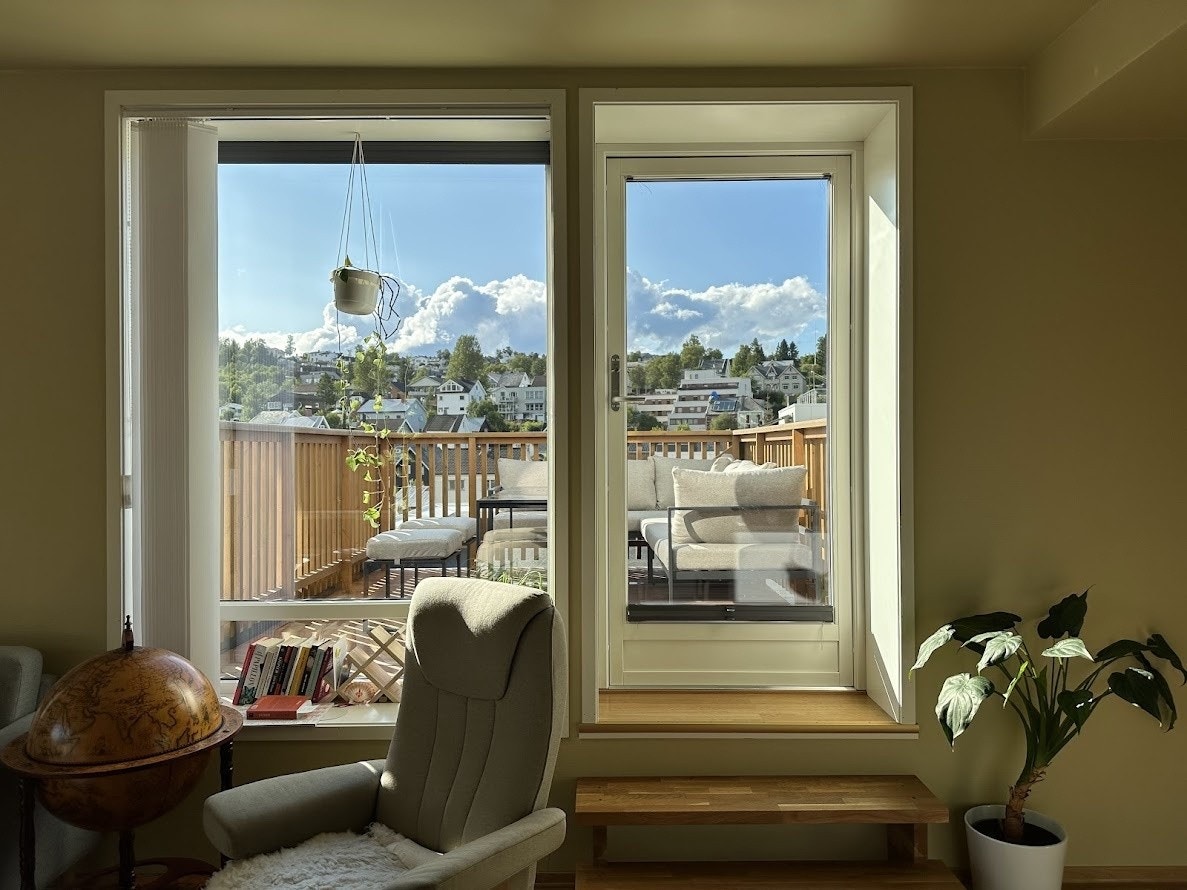 Utgang til åpen vestvendt terrasse Galleribilde