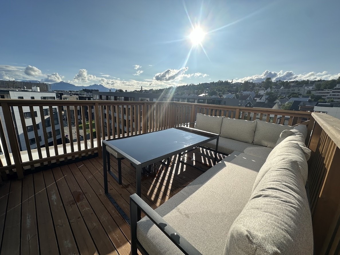 Åpen vestvendt terrasse med fantastisk utsikt Galleribilde