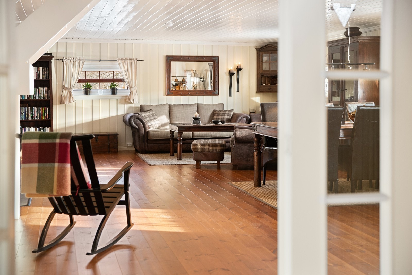 Romslig stue med åpen løsning til kjøkken Galleribilde