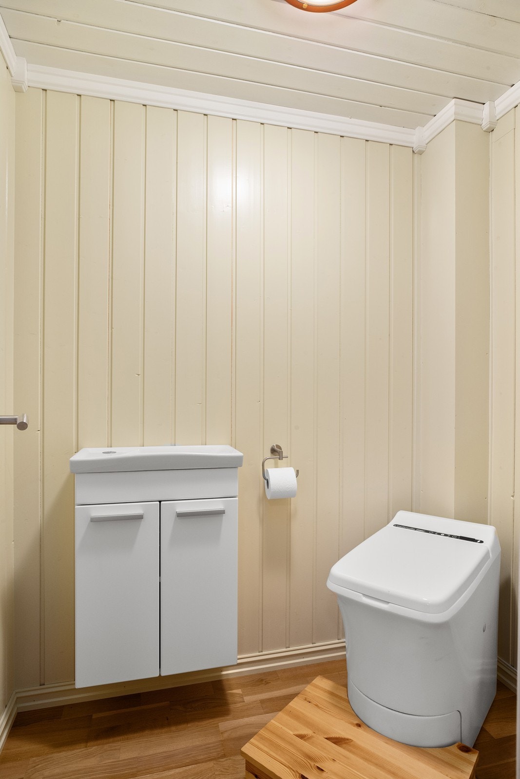 Toalettrom like ved siden av baderommet Galleribilde