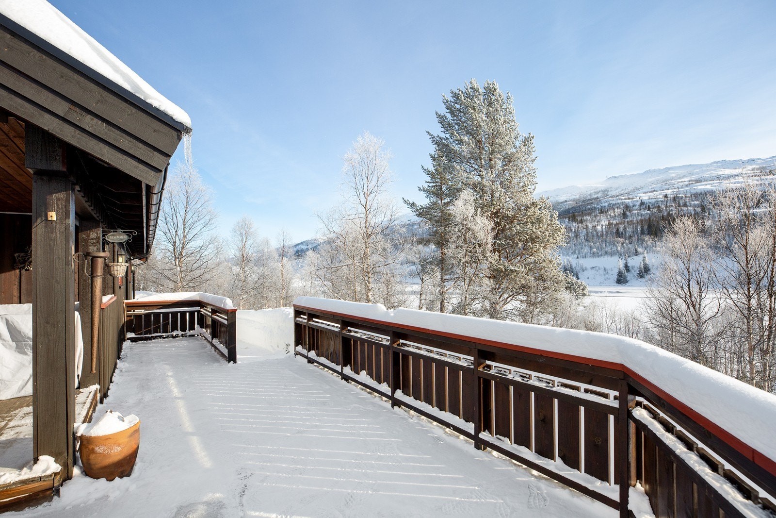 Hytta har eiet tomt på en liten høyde fra hovedveien, som gir en flott utsikt over Skarfoss Galleribilde