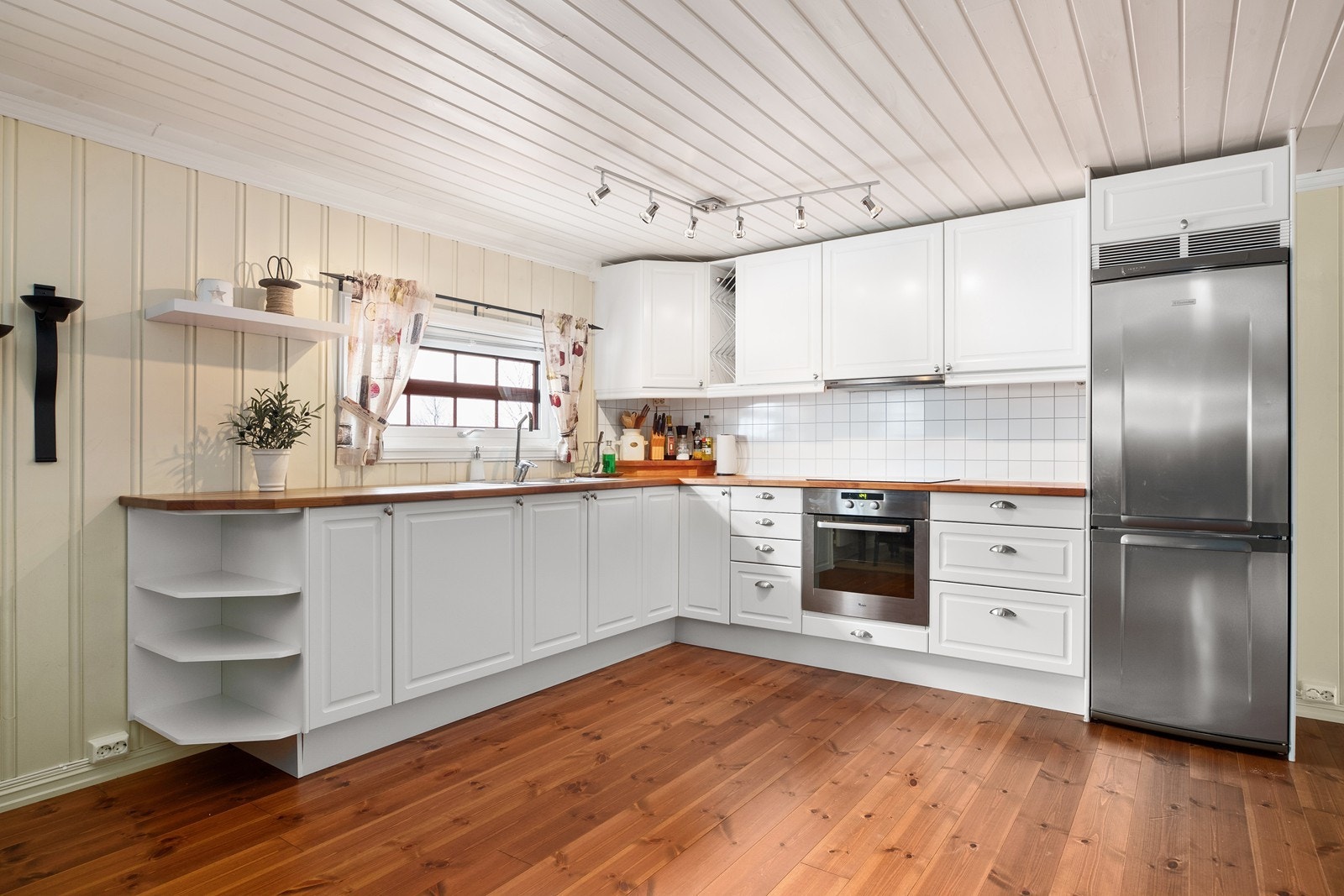 Kjøkkeninnredning med profilerte fronter, heltre benkeplate og godt med skuffer og skapplass Galleribilde