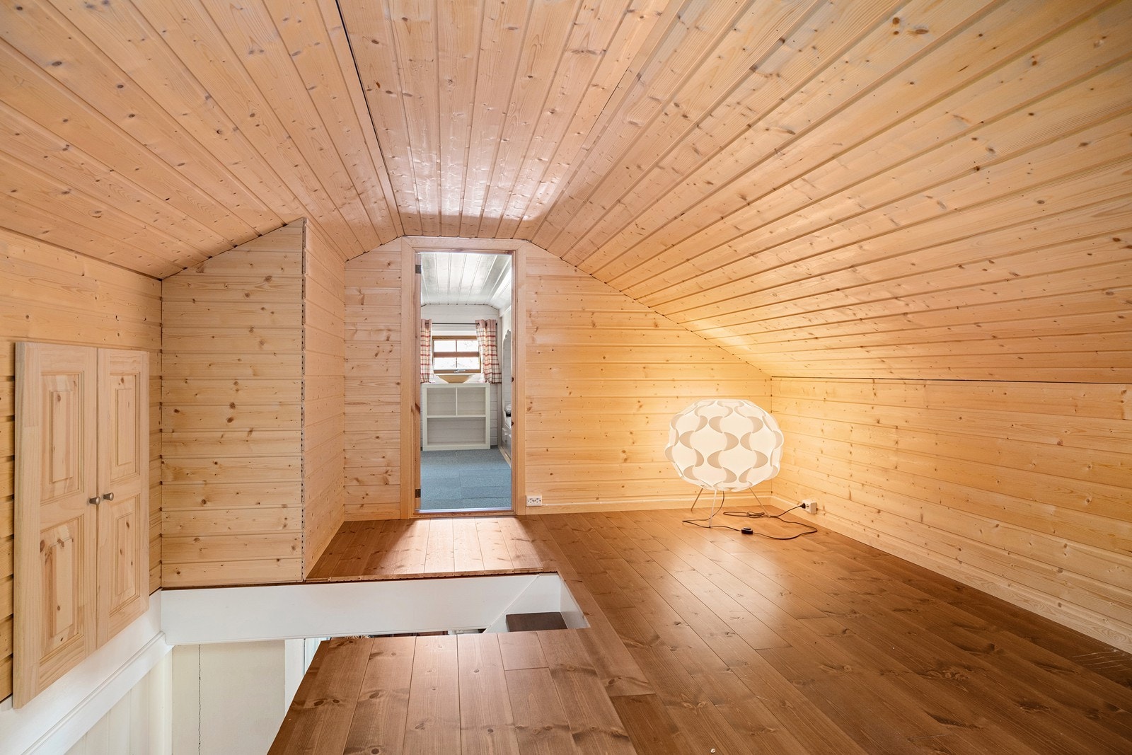 Loft har ikke målbart areal pga takhøyde. Men har et gulvareal på 56 kvm. Galleribilde