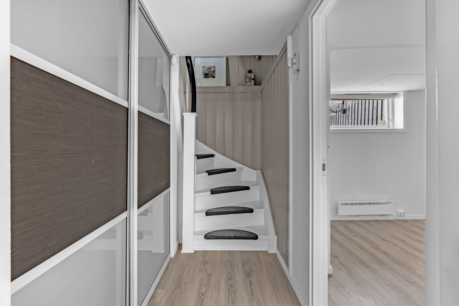 Godt med oppbevaringsplass i en romslig skyvedørsgarderobe. Galleribilde