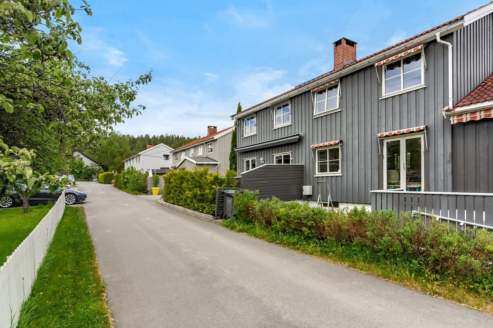 Boligen ligger i en trafikkstille gate, og byr på trygge og hyggelige omgivelser som passer perfekt for barnefamilier. Galleribilde