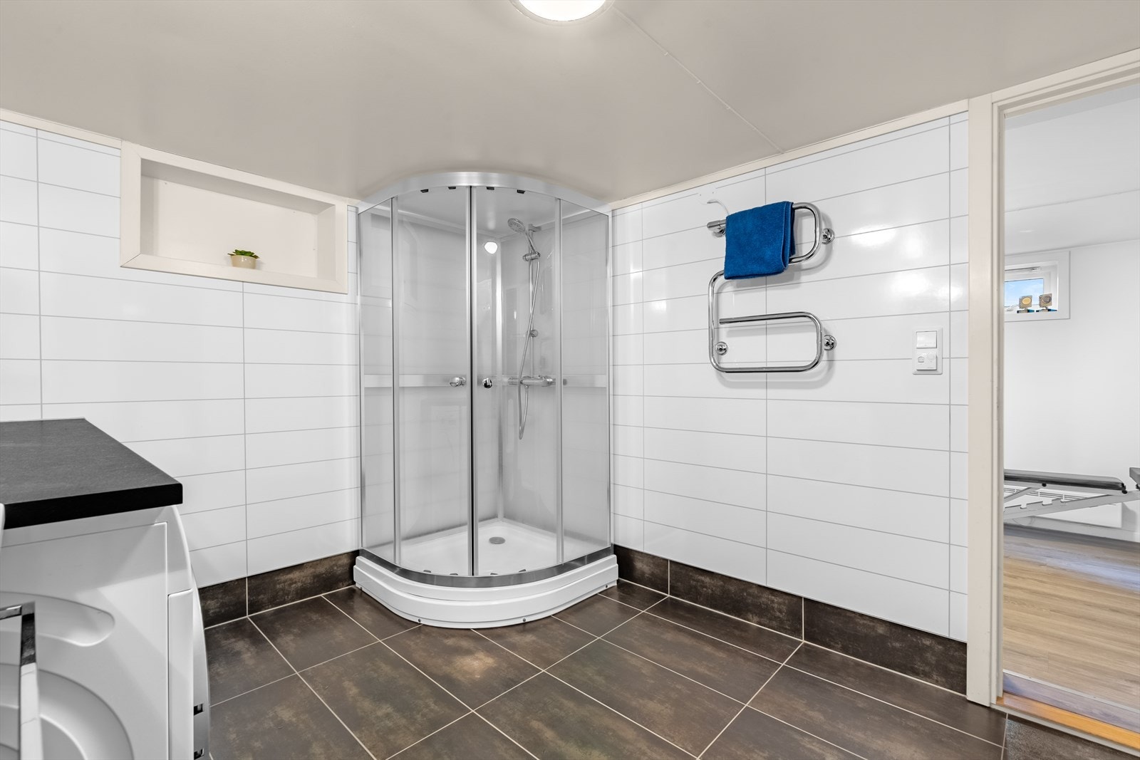 Bad/vaskerom fra 2012 med varmekabler i gulv. Galleribilde