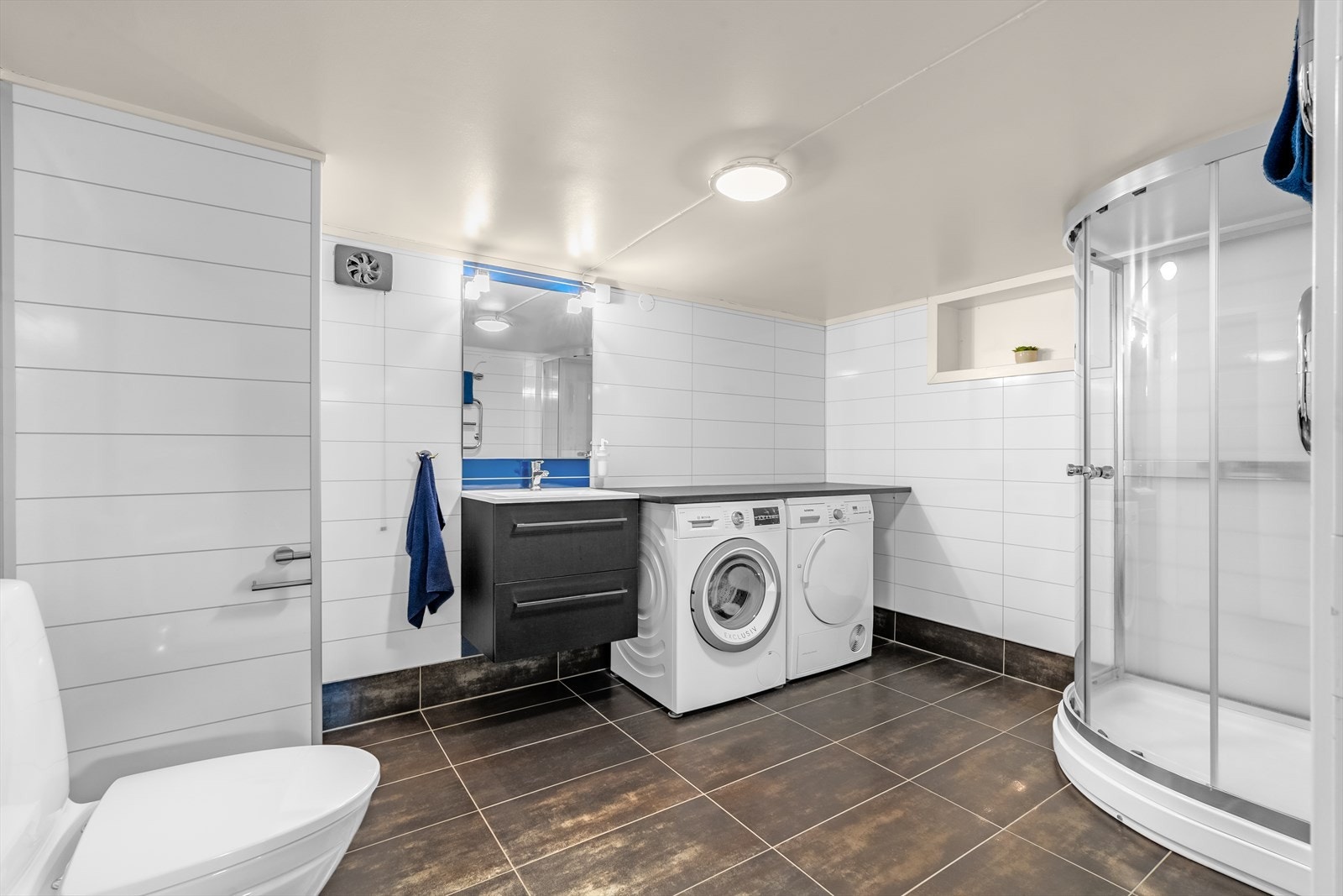 Opplegg og plass til vaskemaskin og tørketrommel under en laminat benkeplate. Galleribilde