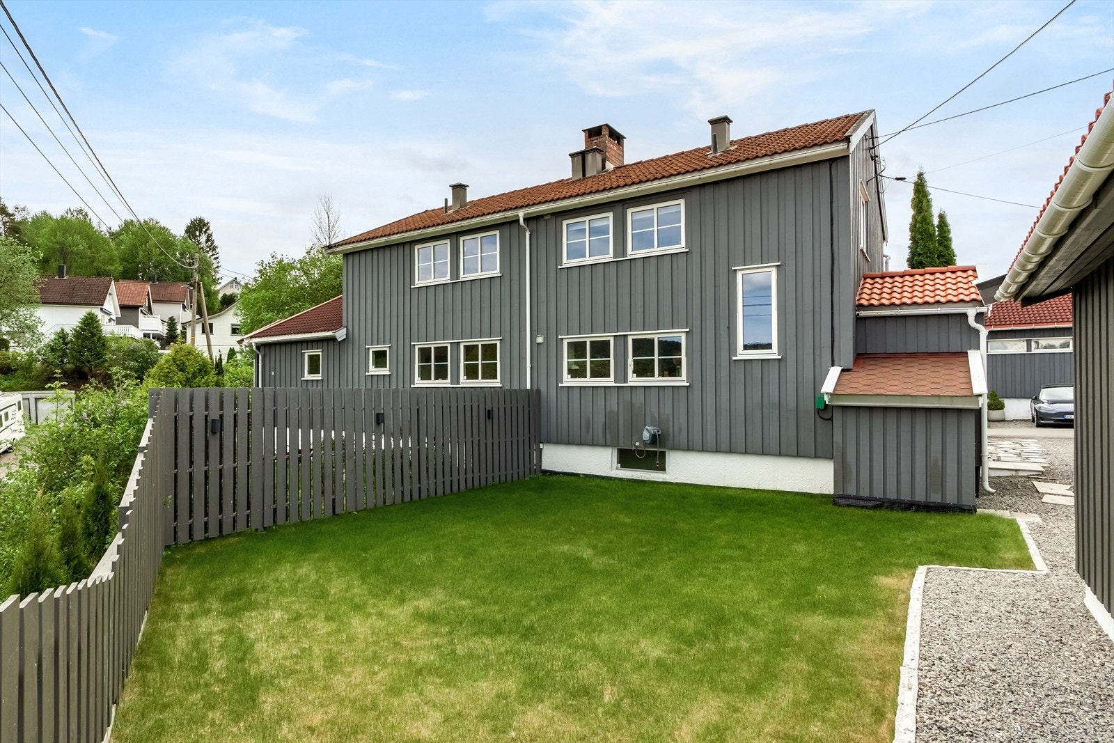 Høyt beliggende på Leirskallen med hyggelig hage og uteplass Galleribilde