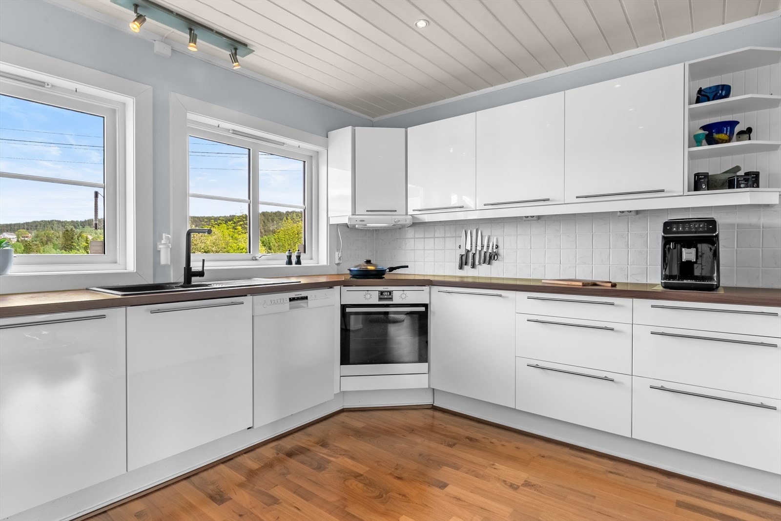 Kjøkken fra 2012 som byr på godt med arbeidsplass og oppbevaringsrom. Galleribilde