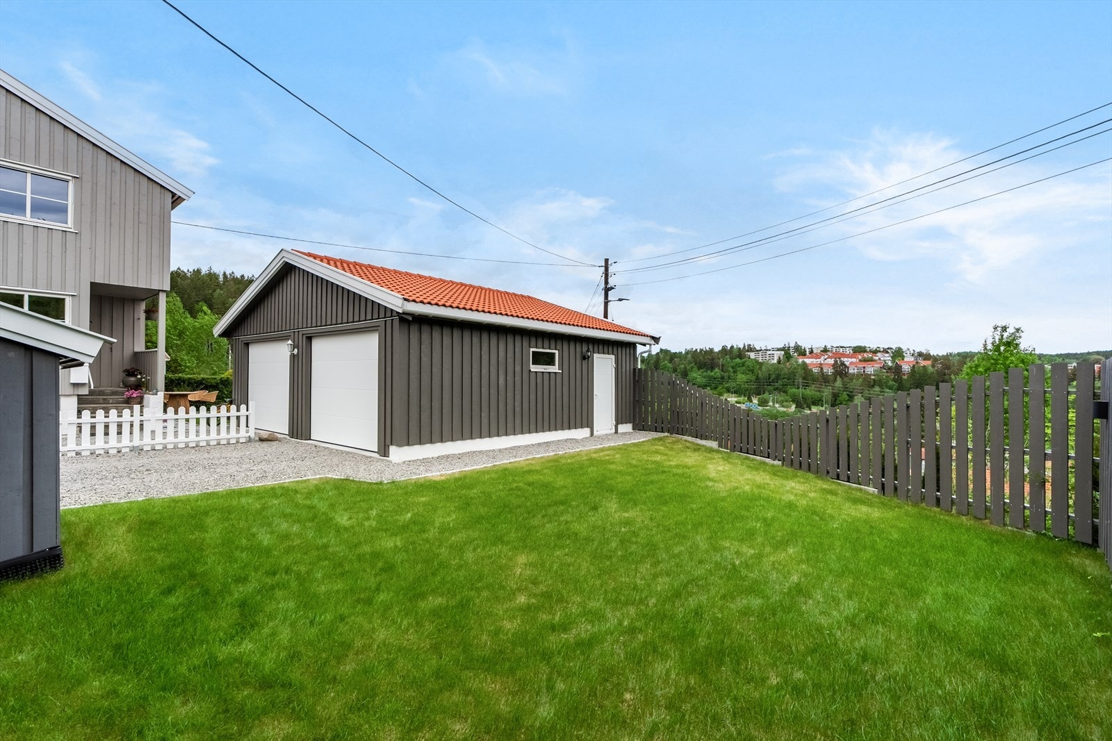 Dobbelgarasje som deles med nabo. Det er montert elbil-lader. Ferdigattest fra 2022. Galleribilde