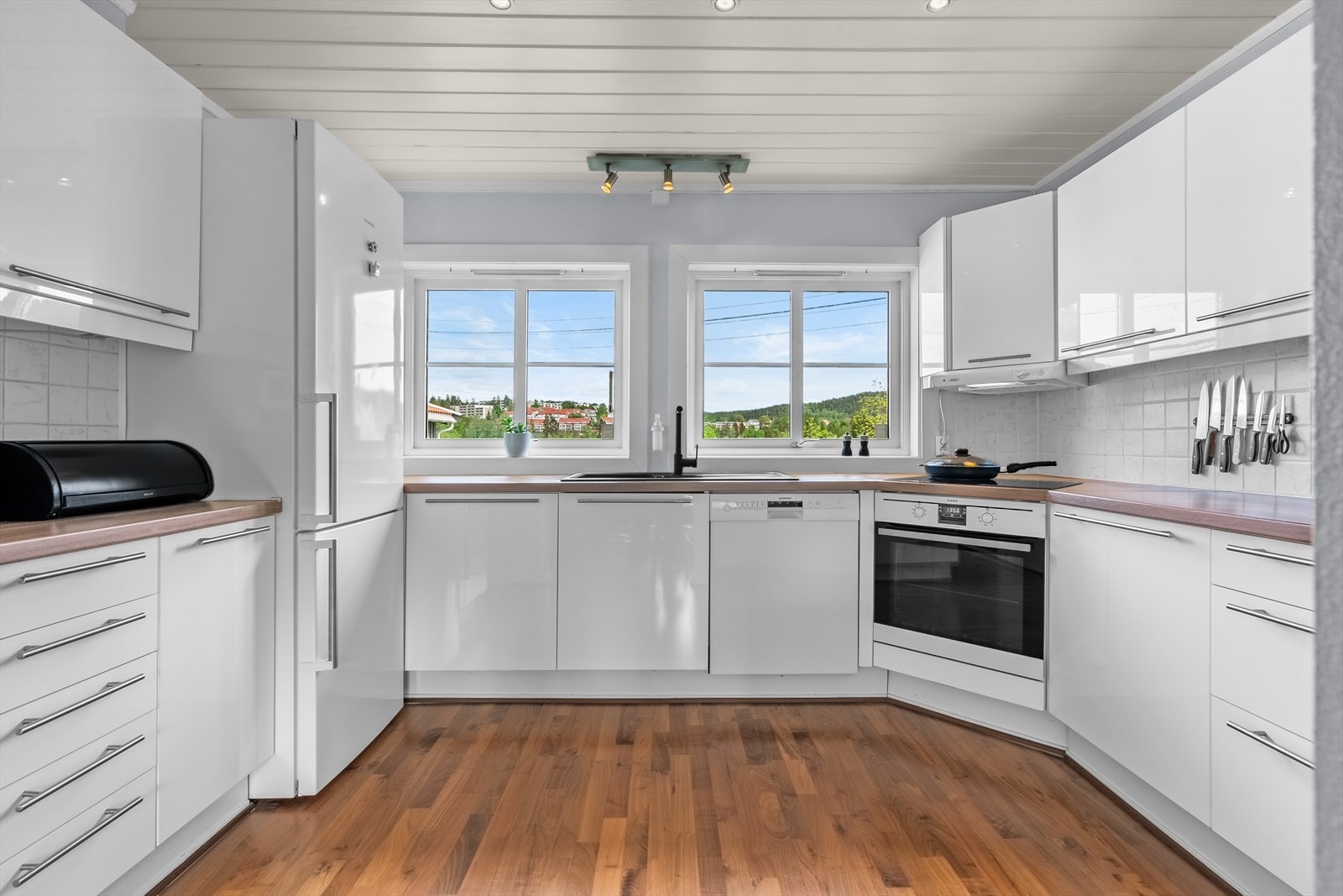 Boligen har flere vinduer som slipper inn godt med dagslys og flott utsikt. Galleribilde