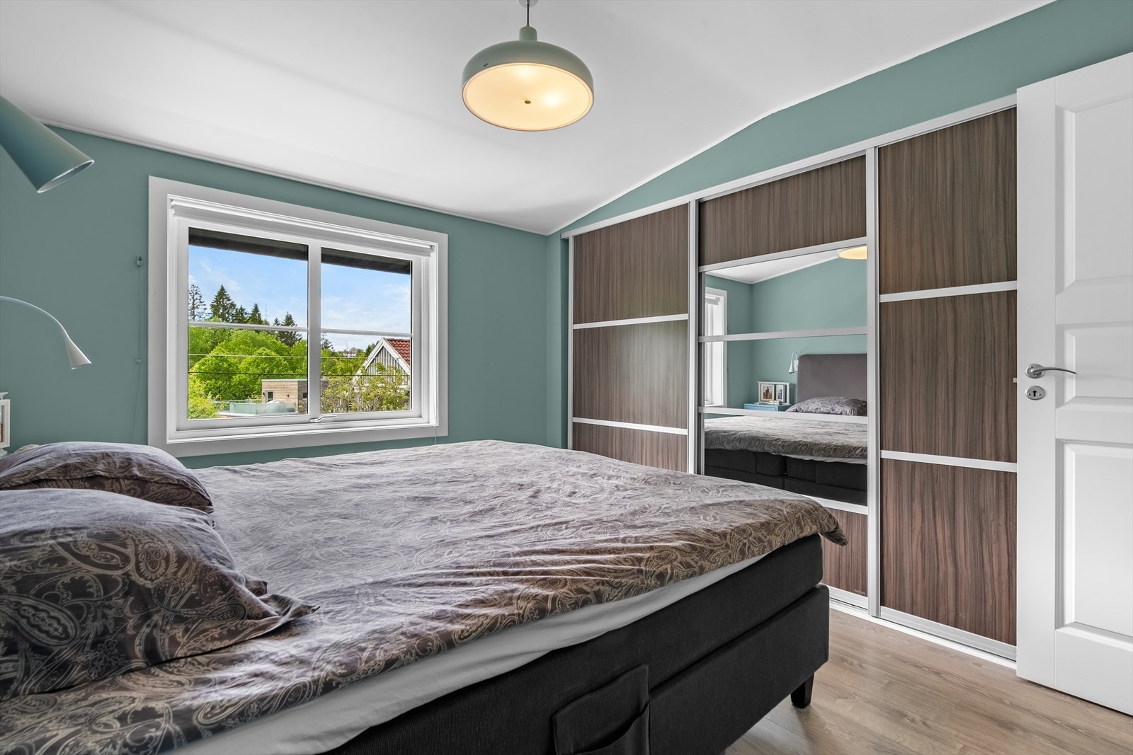 Hovedsoverommet har god plass til dobbeltseng og plass til klær i en romslig skyvedørsgarderobe. Galleribilde