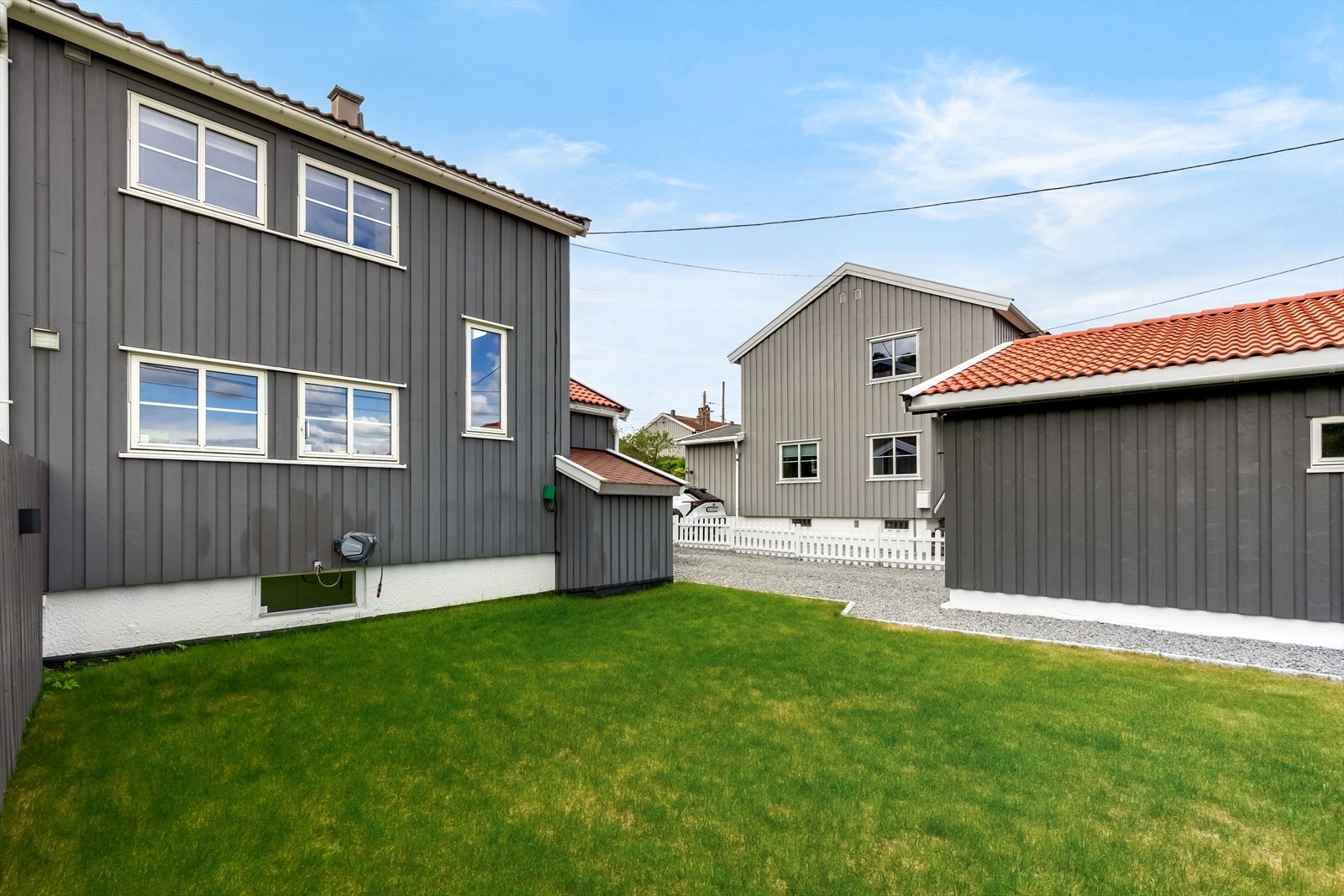 Høyt beliggende på Leirskallen med hyggelig hage og uteplass Galleribilde