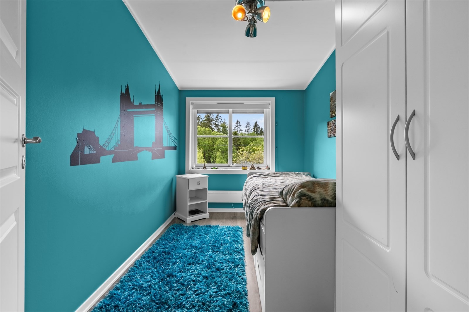 Soverom 2 er også av god størrelse med plass til seng og tilhørende nattbord. Galleribilde