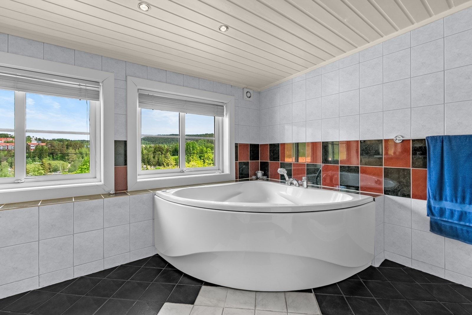 Badet inneholder badekar, dusj med rette foldedører og gulvmontert toalett. Galleribilde