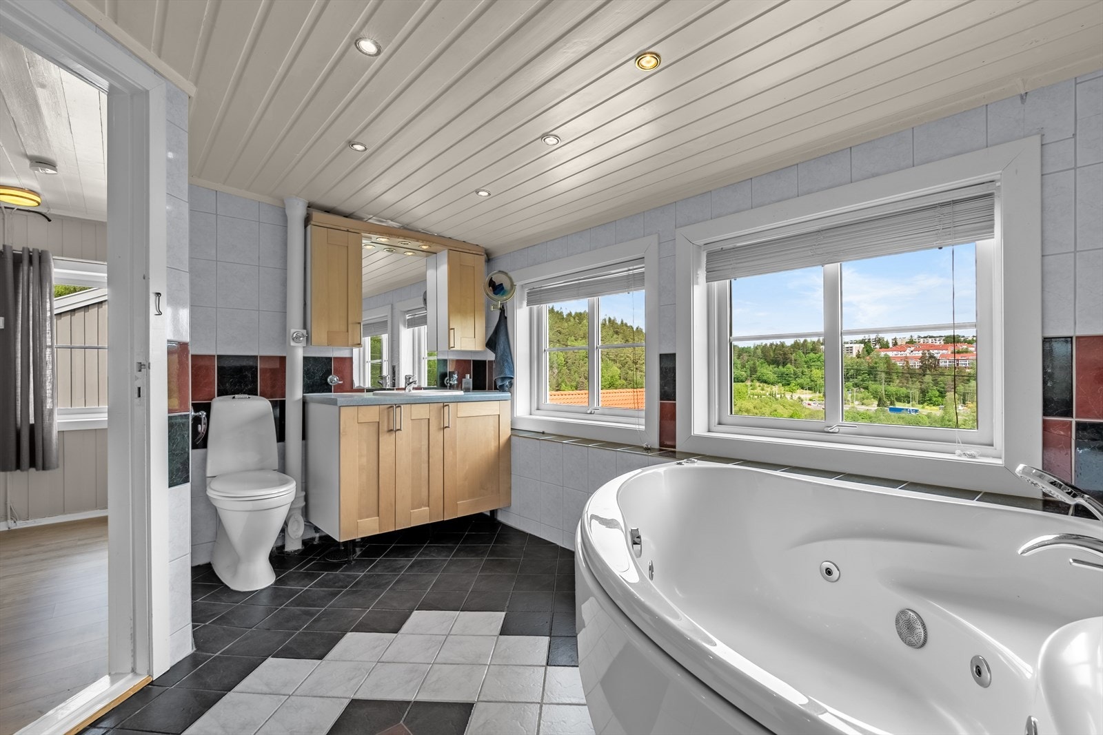 Romslig og flislagt baderom Galleribilde