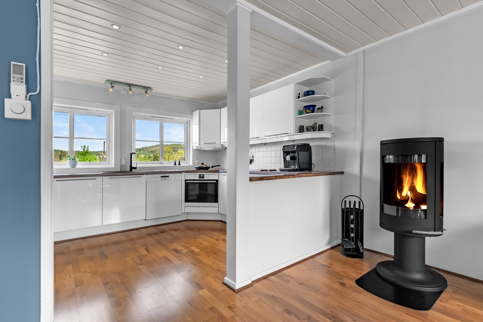 1.etasje byr på et sosialt rom med stue og kjøkken i åpen løsning. Galleribilde