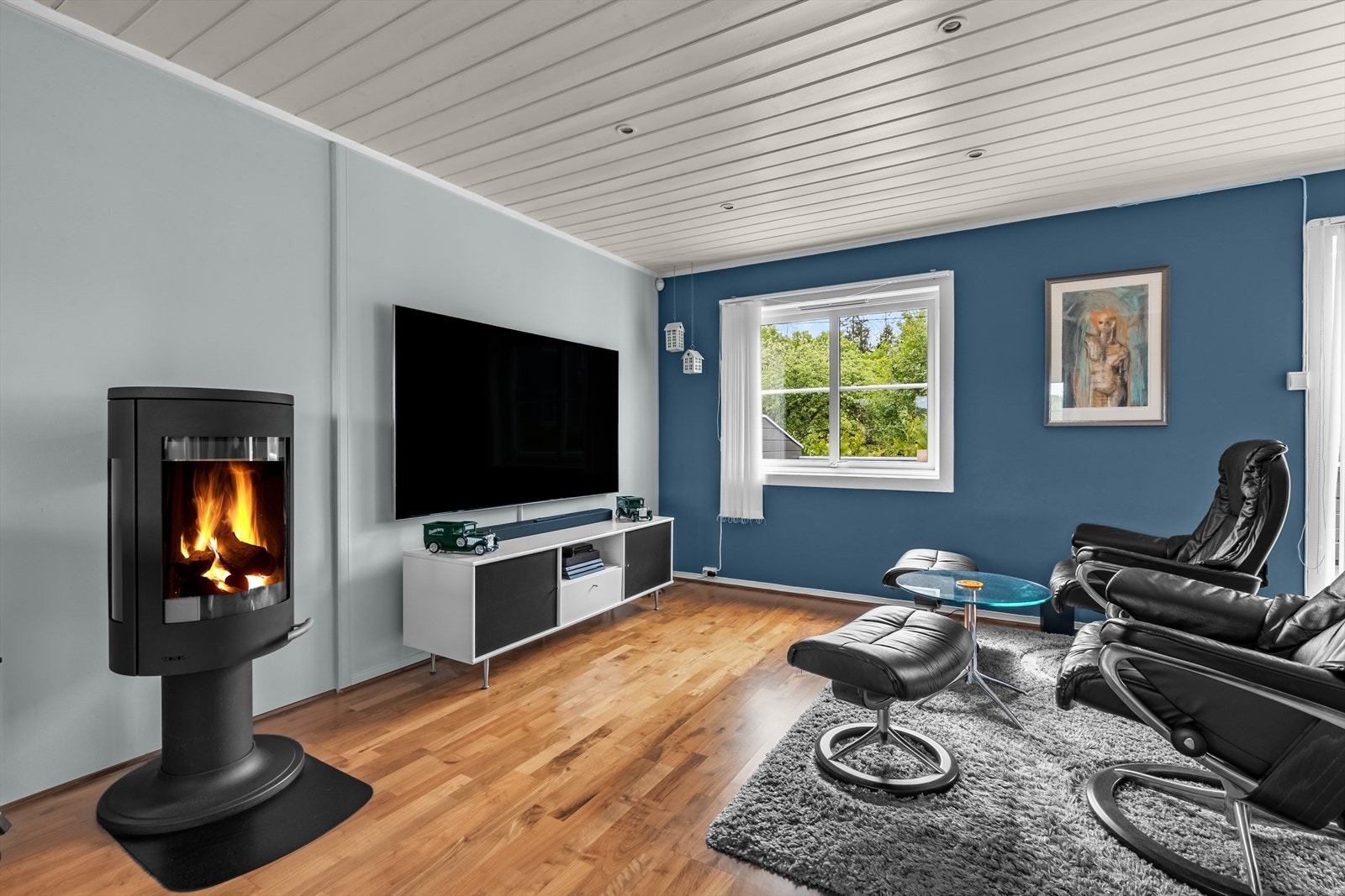 Stue har gode møbleringsmuligheter og en flott peis. Galleribilde