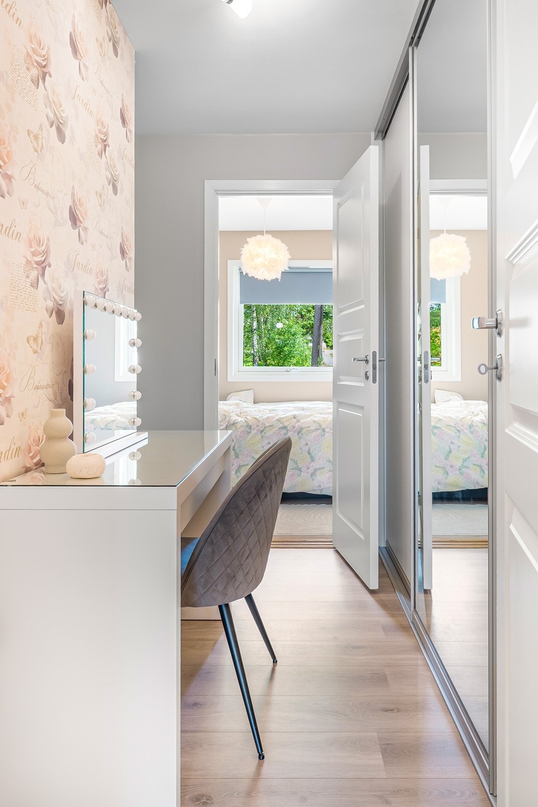 I mellomgangen er det montert skyvedørsgarderobe fra Kvik. I tillegg medfølger det bod på 7 kvm. Galleribilde