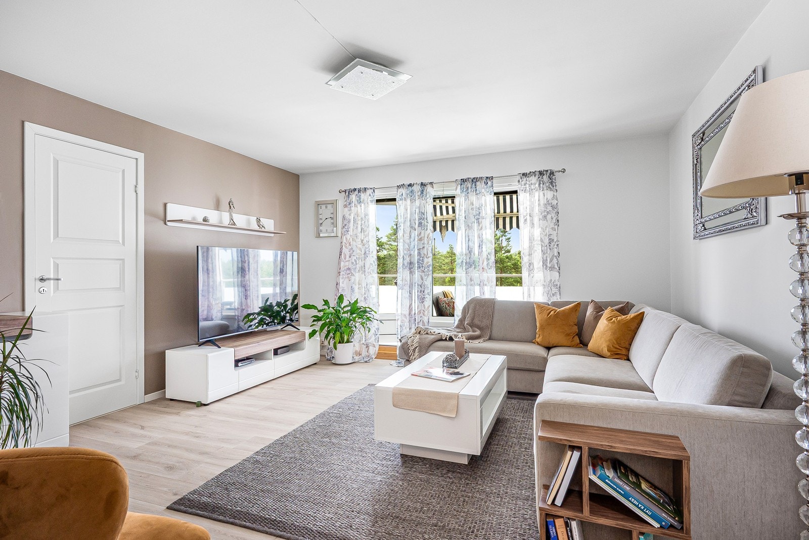 Dette er en oppgradert 4-roms med 2 balkonger, nytt bad og toalettrom fra 2023, kjøkken fra 2018 og garasjeplass. Galleribilde