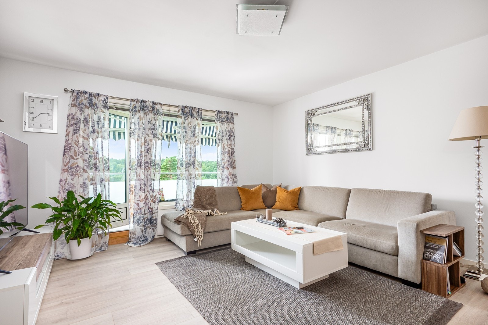 Stuen har adkomst fra entreen og har nyere laminat gulv og malte, slette vegger. Galleribilde