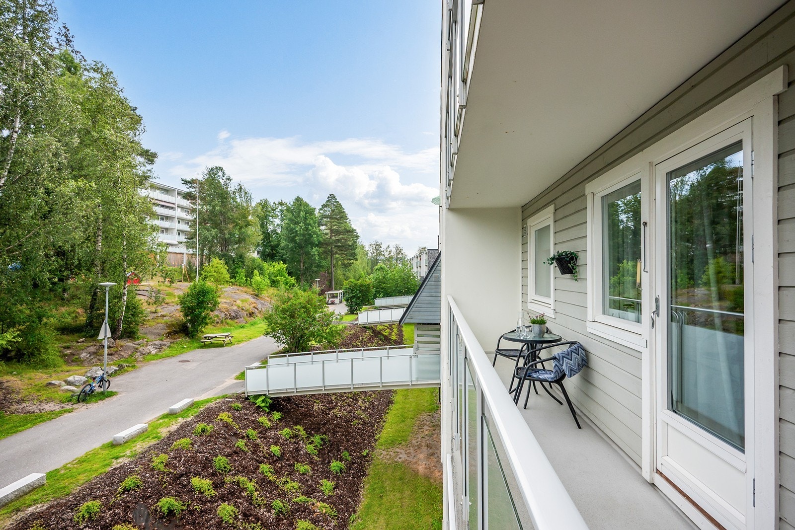 Her har man utsyn mot inngangspartiet til blokka. Galleribilde