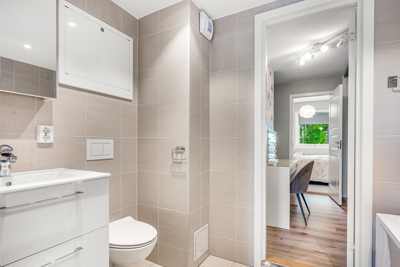 Det er tilgang til baderommet både fra mellomgang og hovedsoverommet. Galleribilde