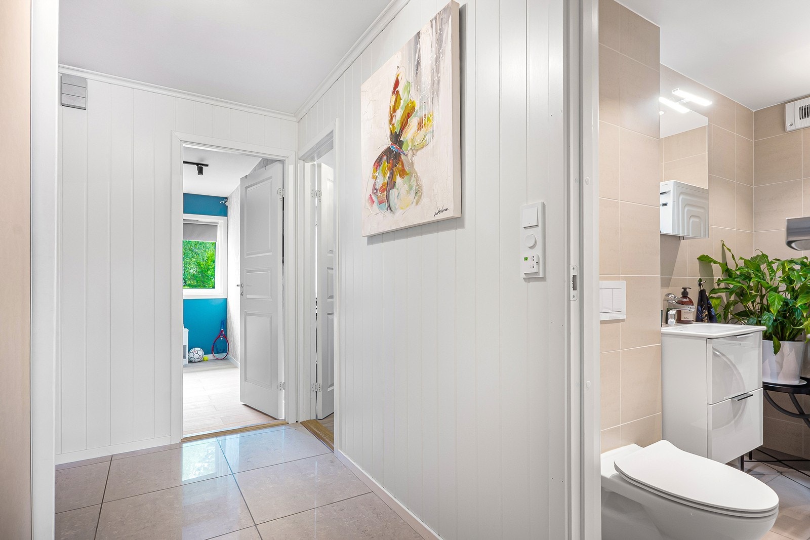 Praktisk plassert ved gangen ligger toalettrommet/vaskerommet. Galleribilde