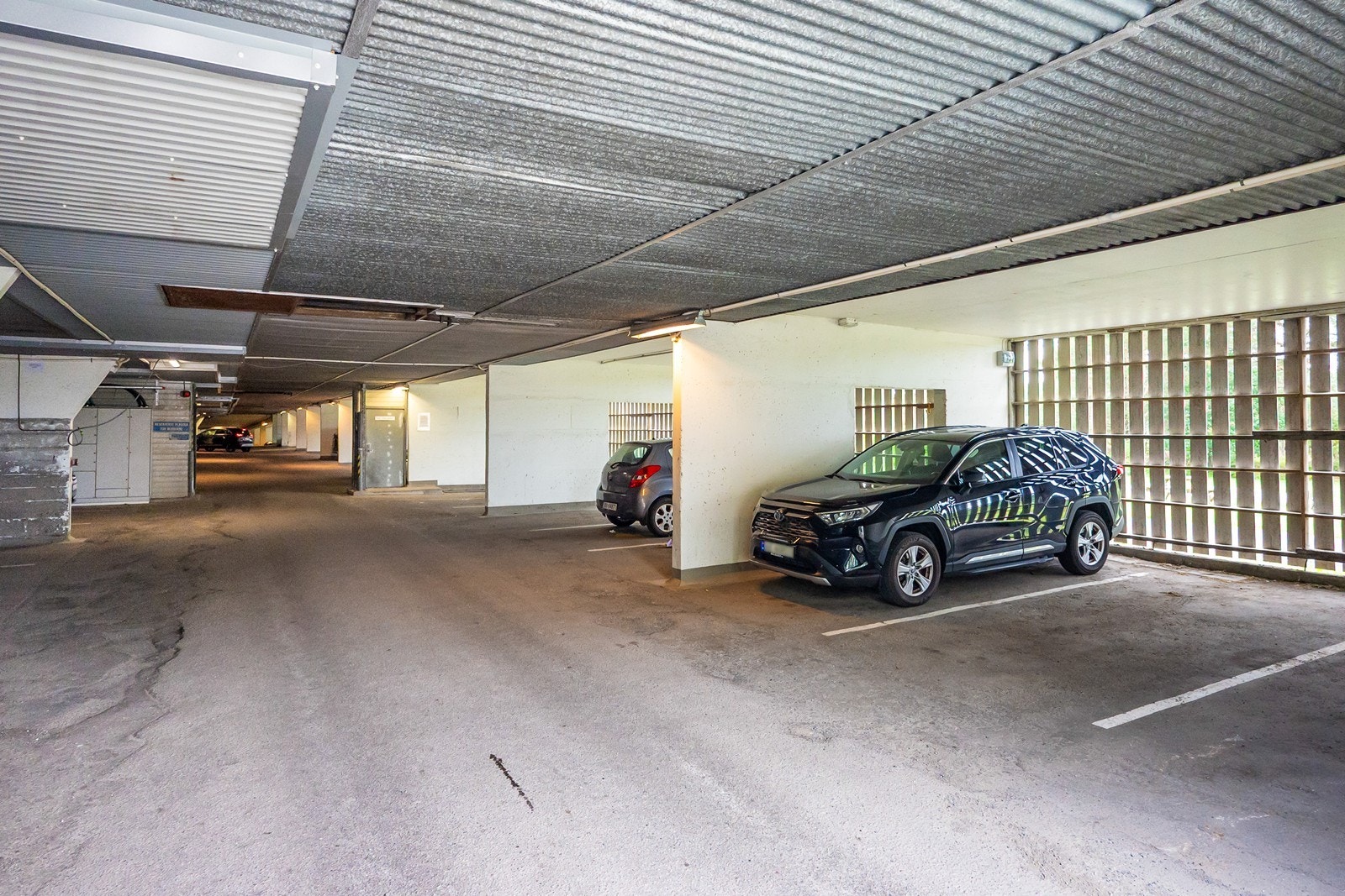 Det medfølger egen biloppstillingsplass i garasjeanlegg. Borettslaget har avtale med leverandør dersom man ønsker elbil lader. Galleribilde