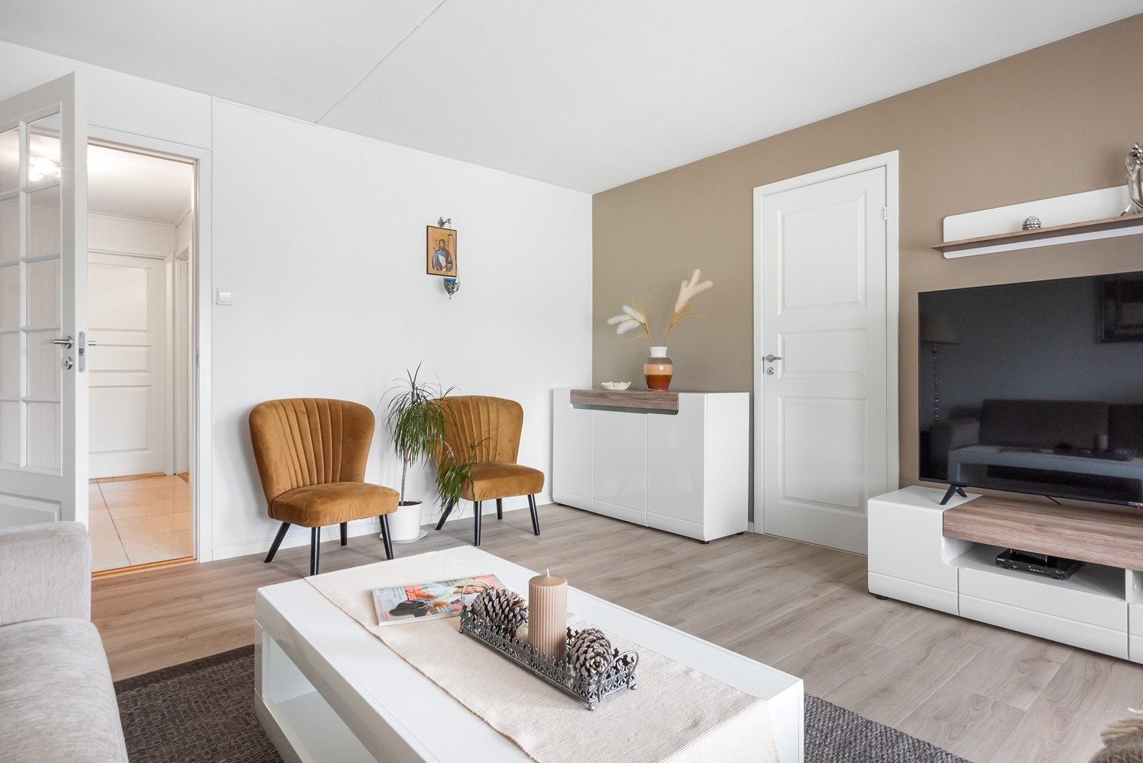 Fra stuen har man også tilgang til hovedsoverommet. TV/Internett grunnpakke er inkludert i felleskostnadene. Galleribilde