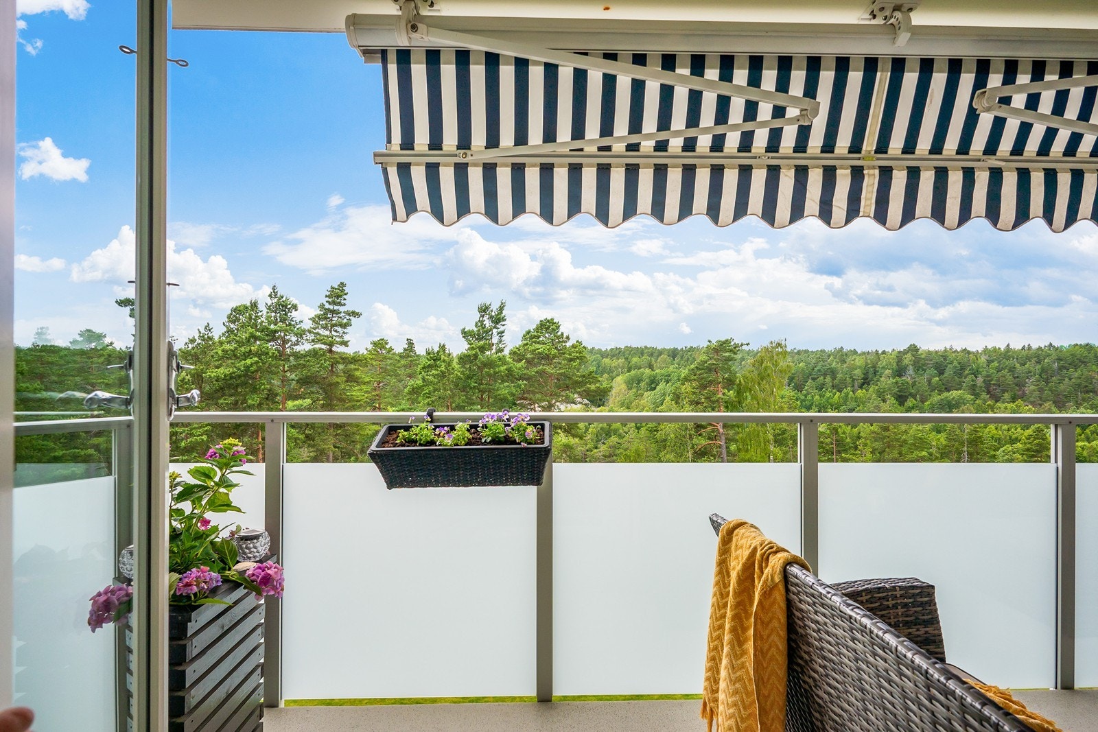 Fra stuen er det utgang til en vestvendt balkong på 13 kvm. med elektrisk markise fra 2017. Galleribilde