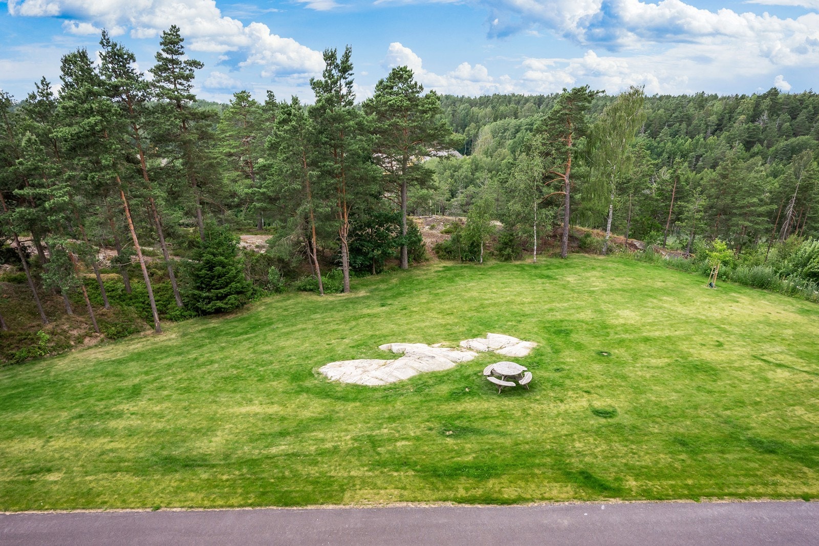 Store og felles grøntarealer rett på nedsiden av blokka. Galleribilde