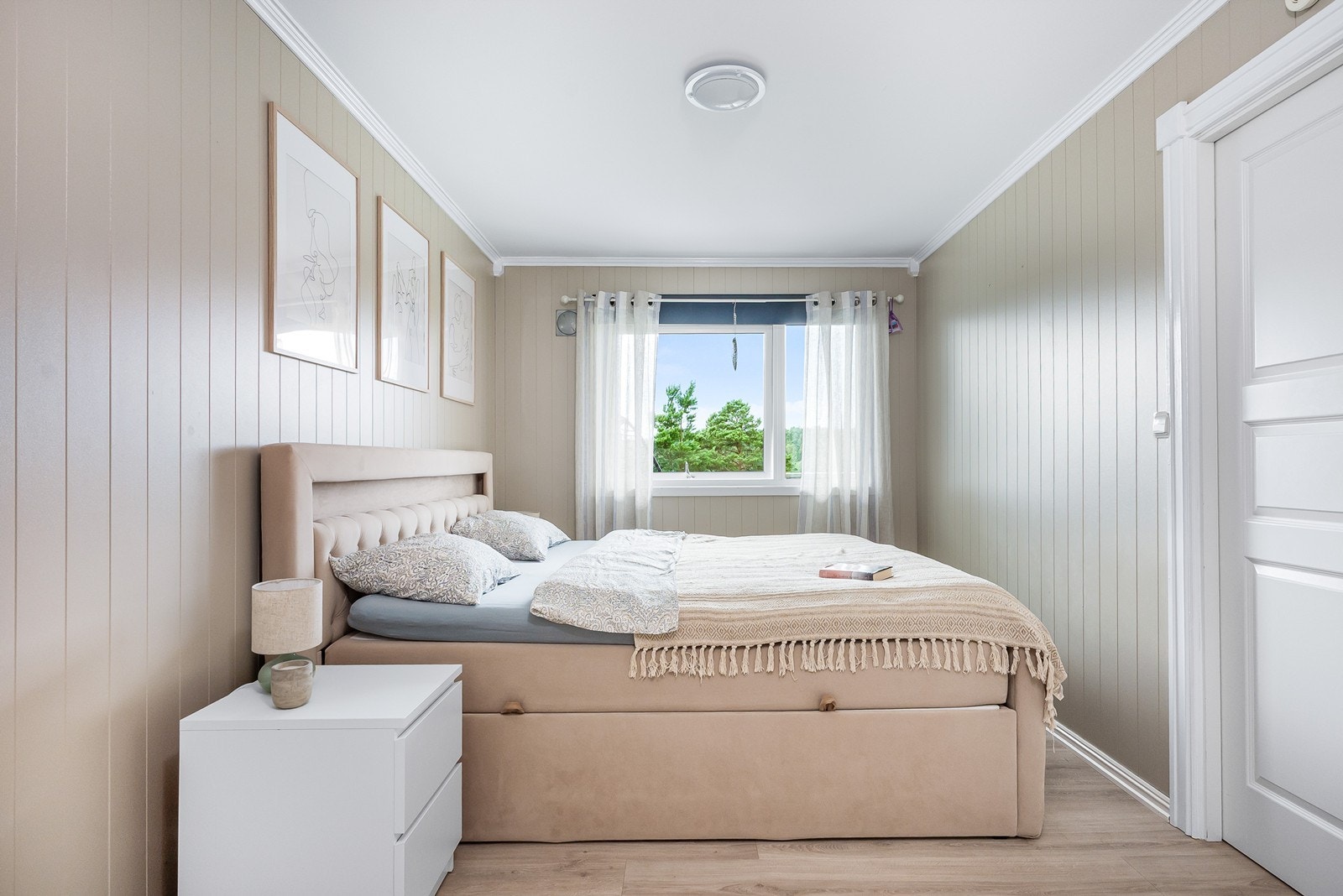 Hovedsoverommet med plass til stor seng og nattbord. Fra rommet har du tilgang til badet og stuen. Galleribilde