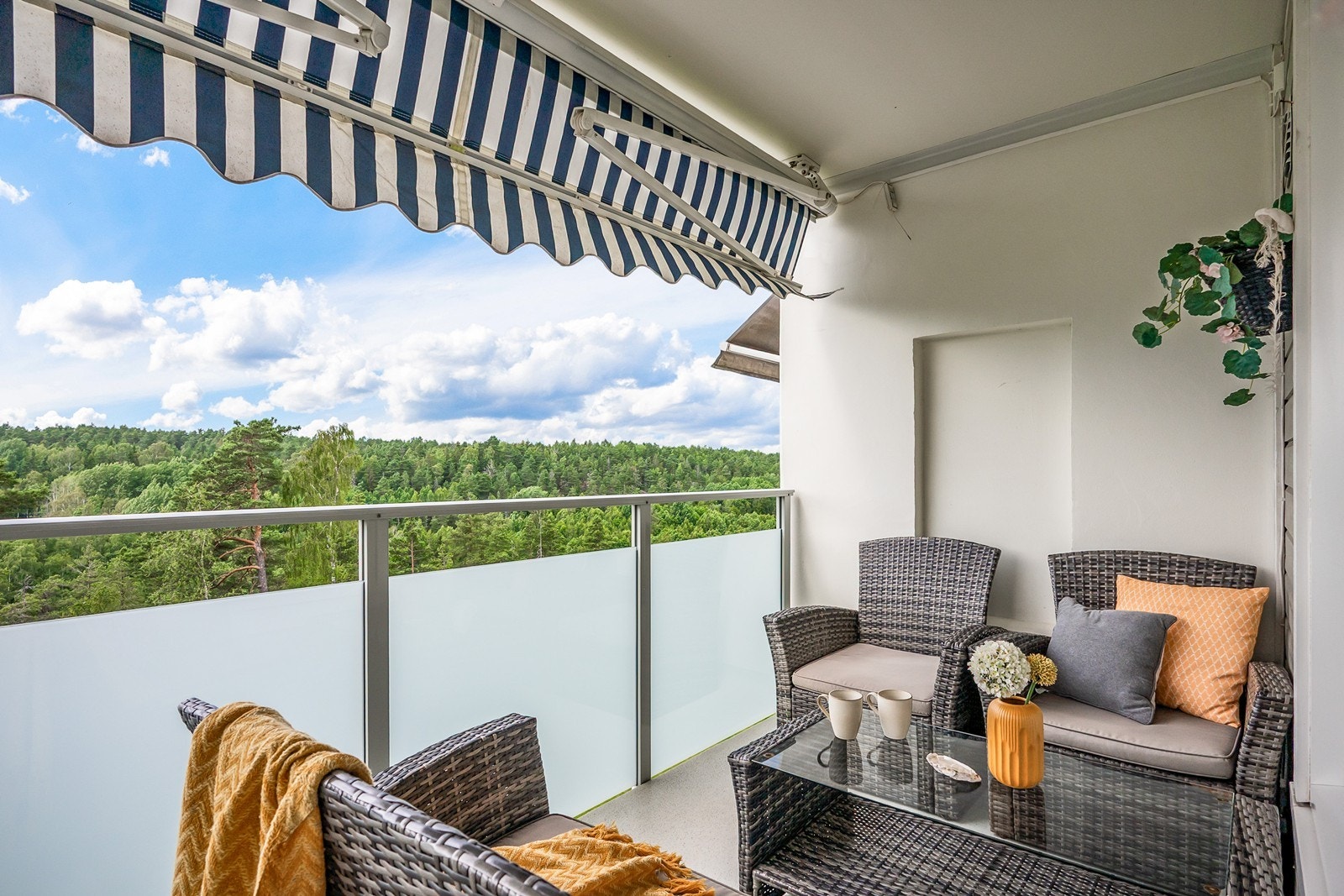 Balkongen er skjermet med flott utsyn mot grøntområder. Galleribilde