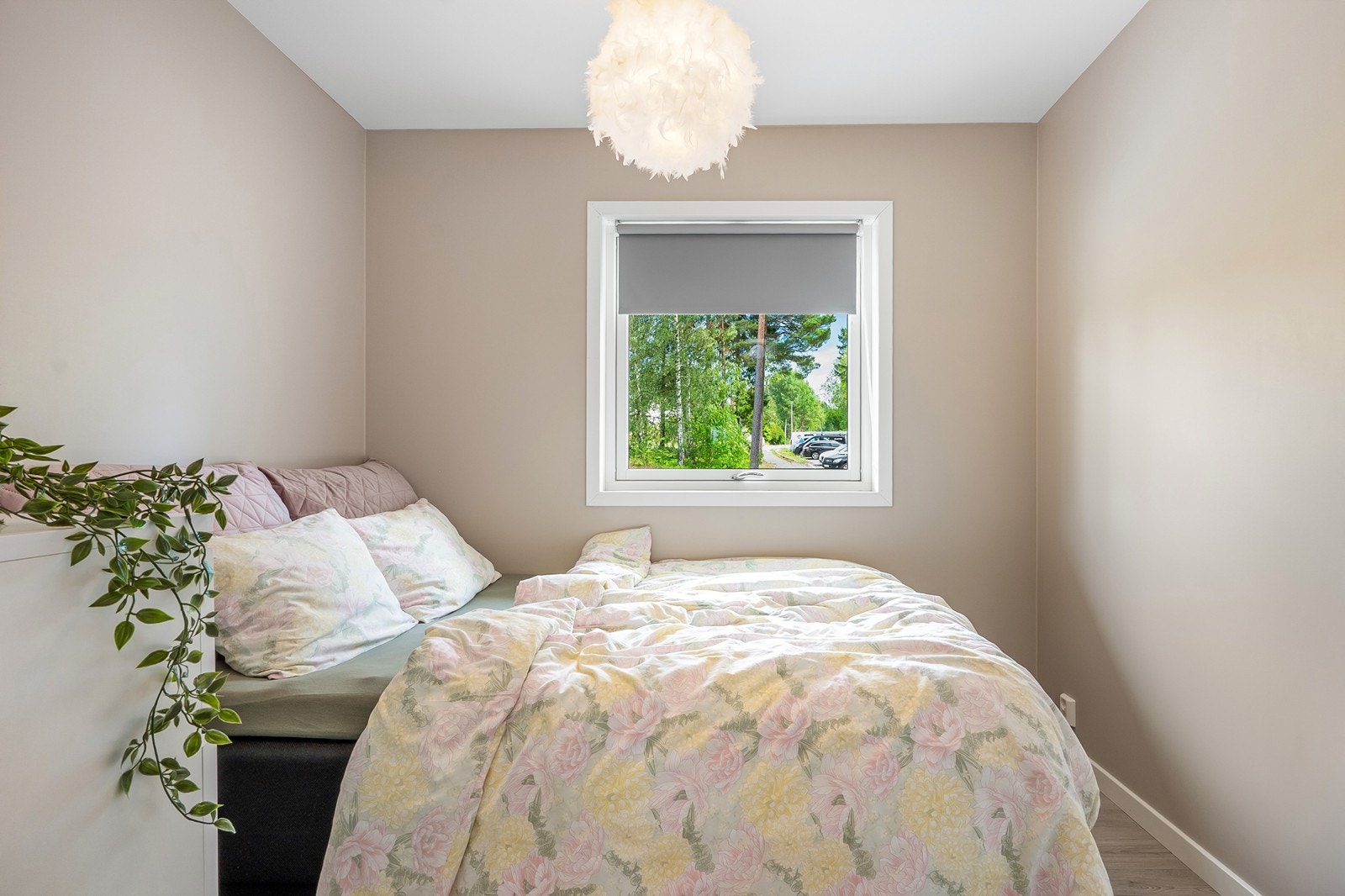 De to andre rommene har nylig blitt oppgradert med lyst laminatgulv og nymalte vegger. Galleribilde