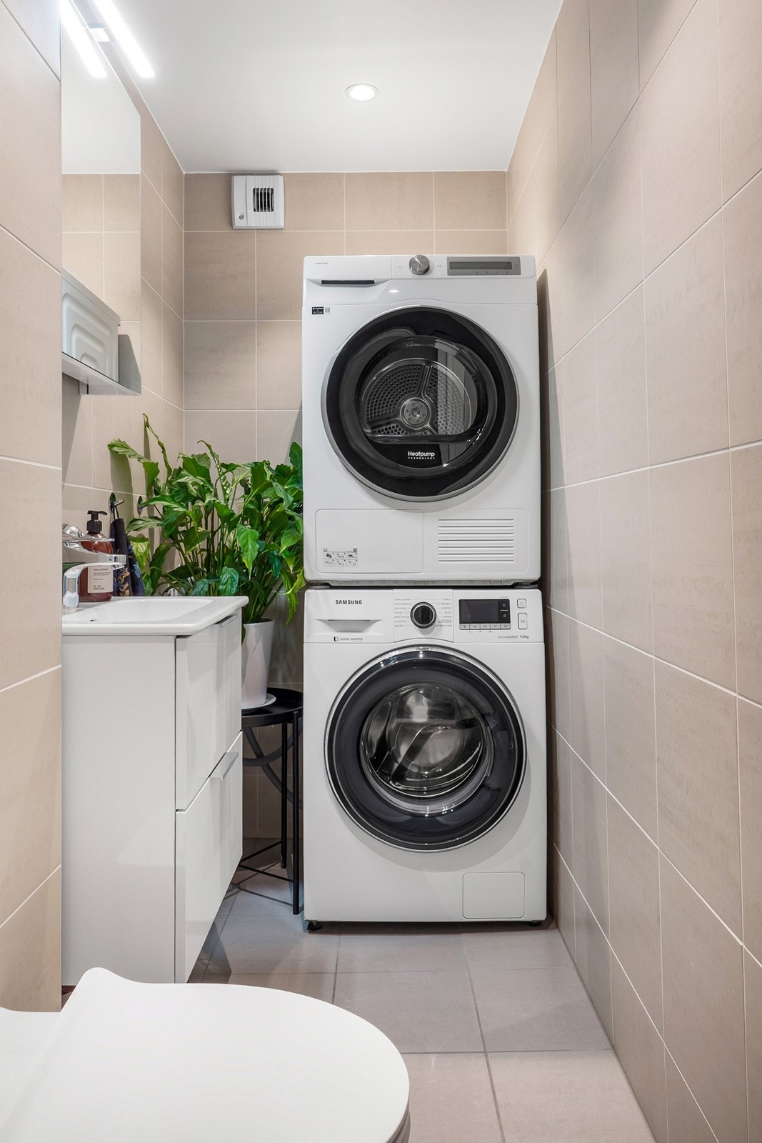 Toalettrommet ble pusset opp i 2023 og har flislagte overflater. Her er det også opplegg for vaskemaskin og tørketrommel. Galleribilde