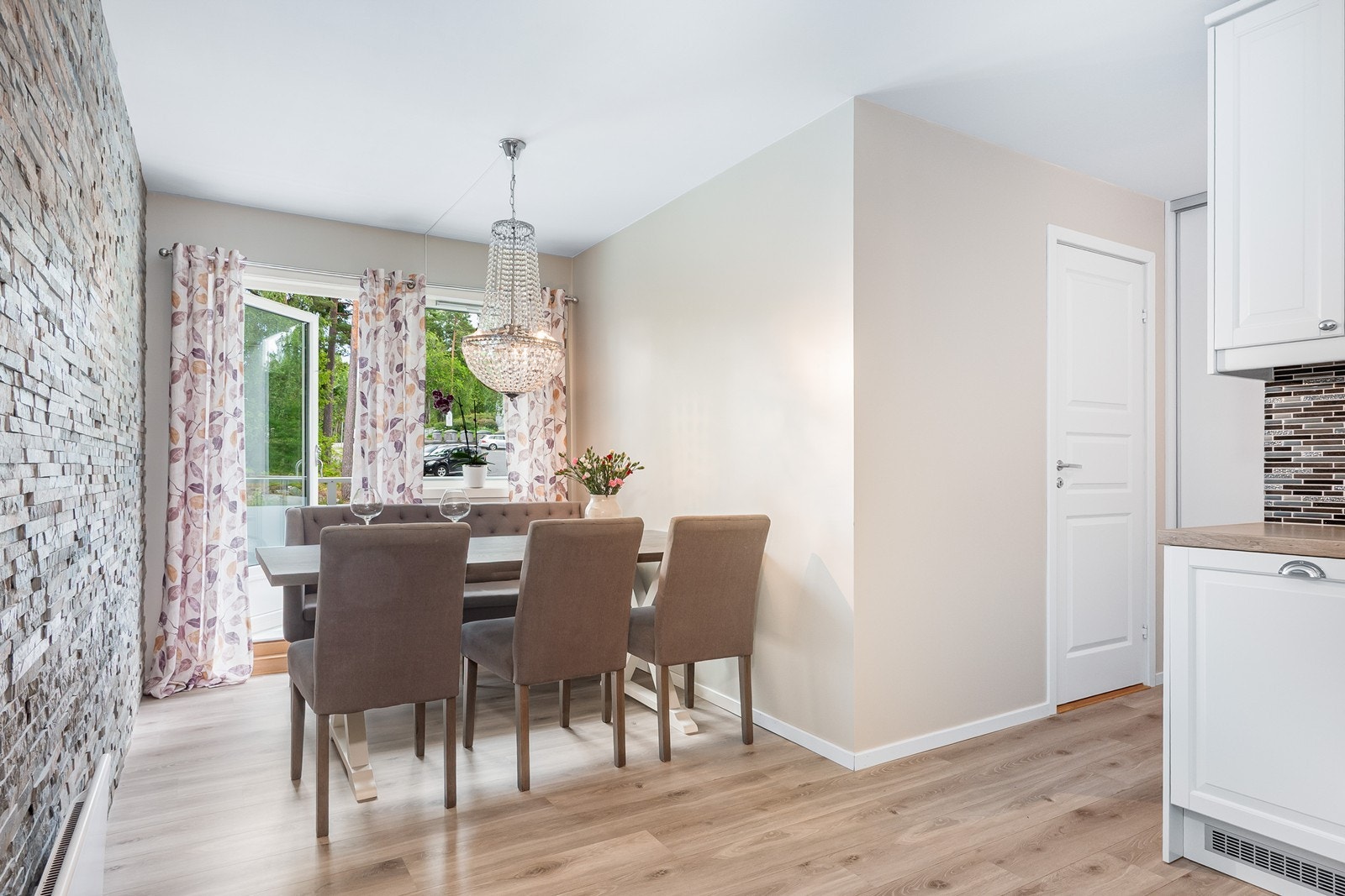 Spisestuen har tilgang til den østvendte balkongen hvor morgensolen titter inn. Galleribilde