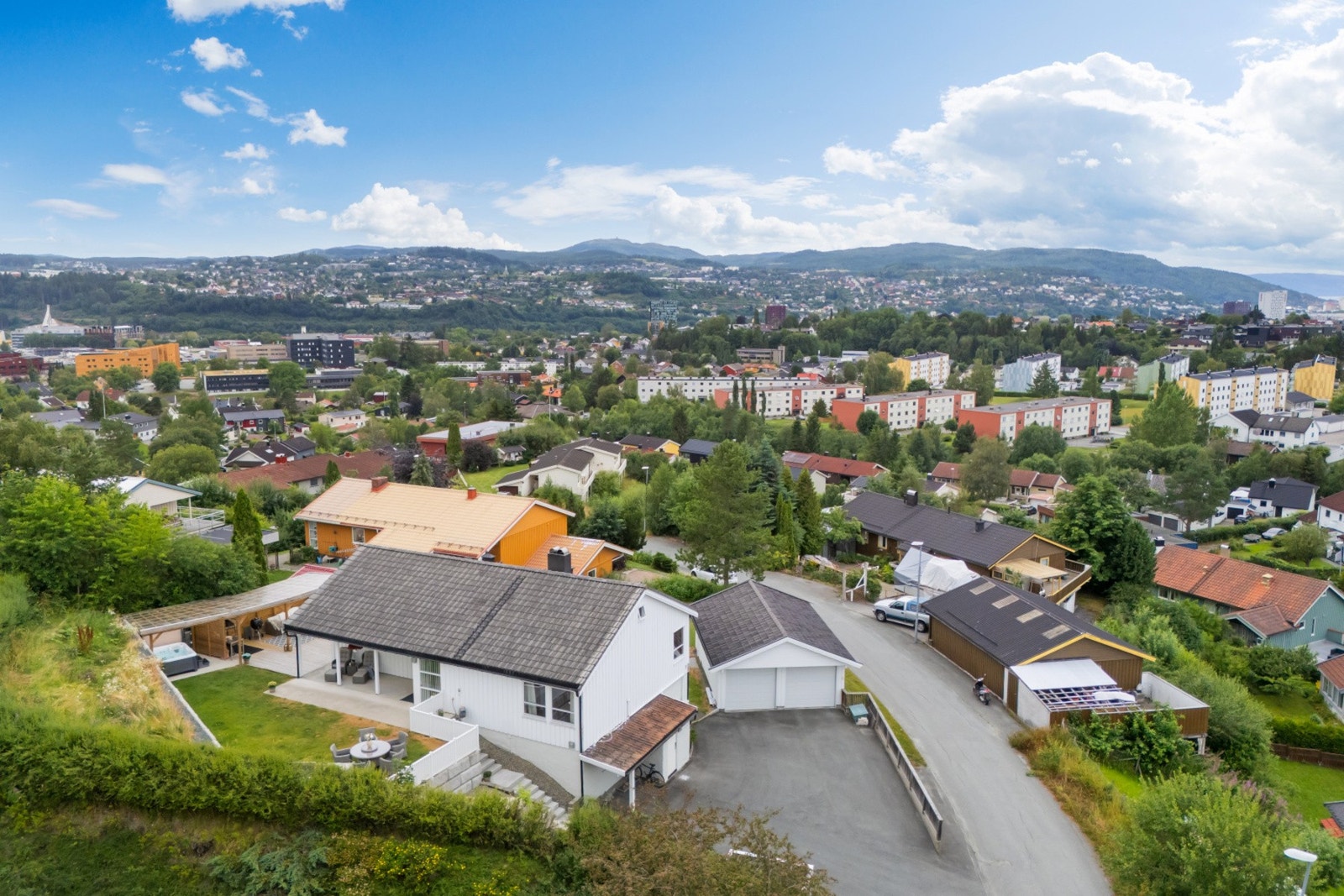 Tomta måler hele 1285 kvm, og nyter godt av et stort uteområde hvor man kan flytte seg og nyte sola gjennom hele dagen. Galleribilde
