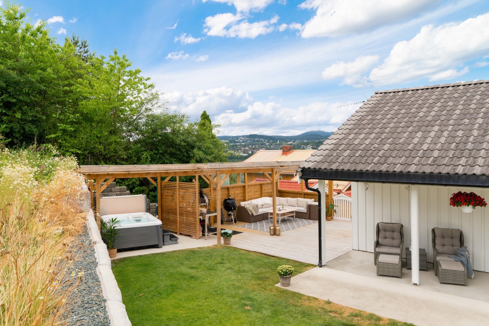 Det er fine plater på oppsiden ved inngangspartiet til boligen hvor man kan drive aktivitet eller avslapning. Galleribilde