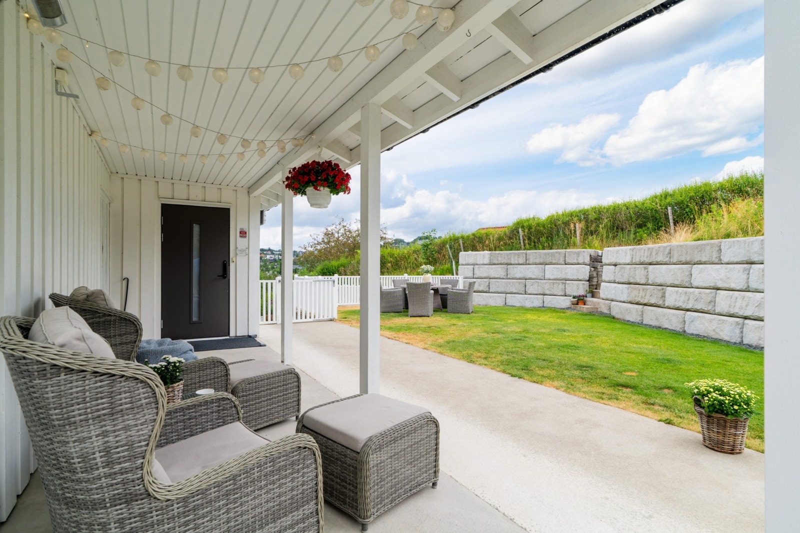 Inngangspartiet er delvis overbygd og kan flyttes ved grinden slik at man kan etablere soverom her. Galleribilde