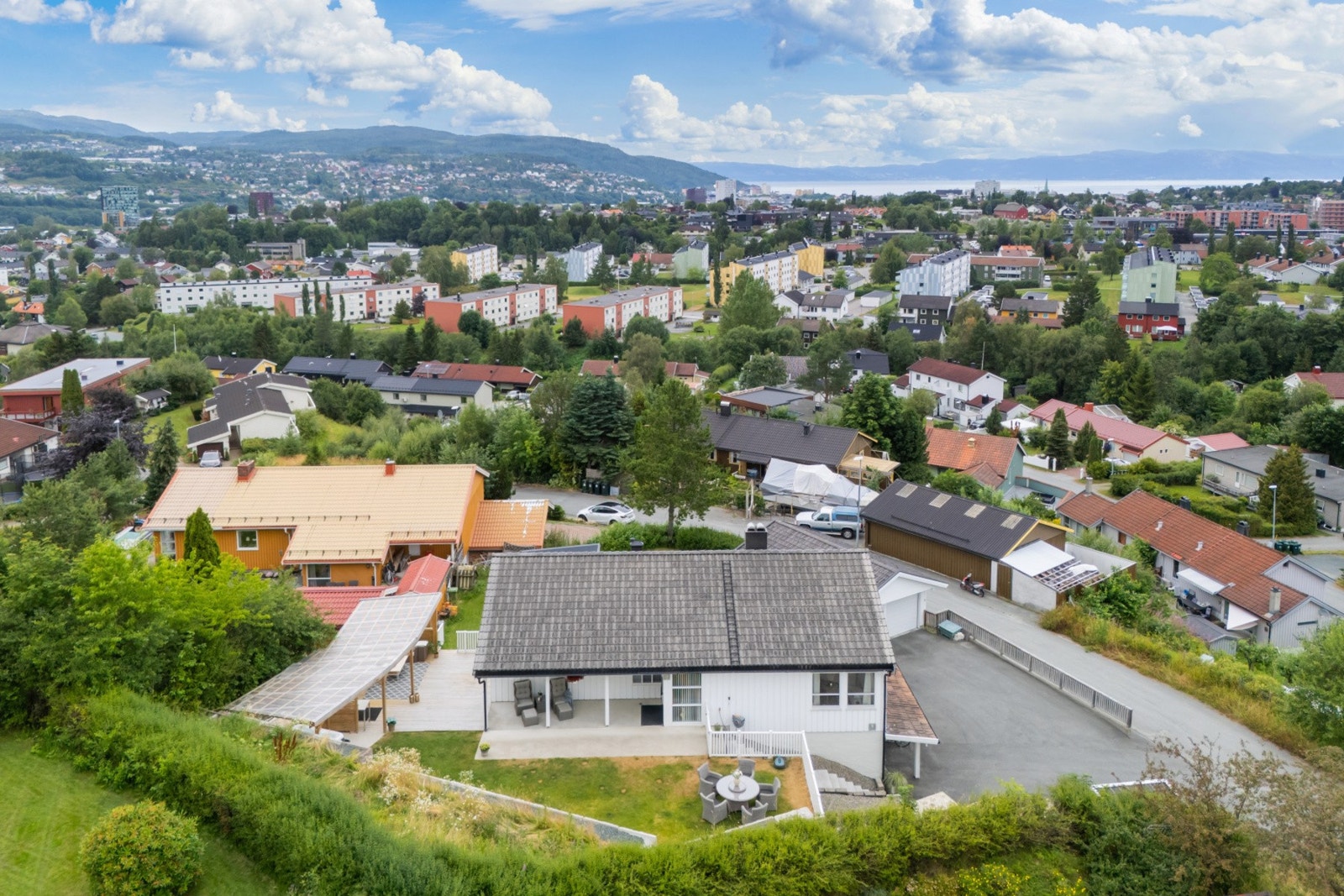 En fantastisk enebolig med svært god beliggenhet i terrenget. Eiendommen er svært godt ivaretatt av nåværende eiere, og har vært gjennom flere oppgraderinger i nyere tid. Galleribilde
