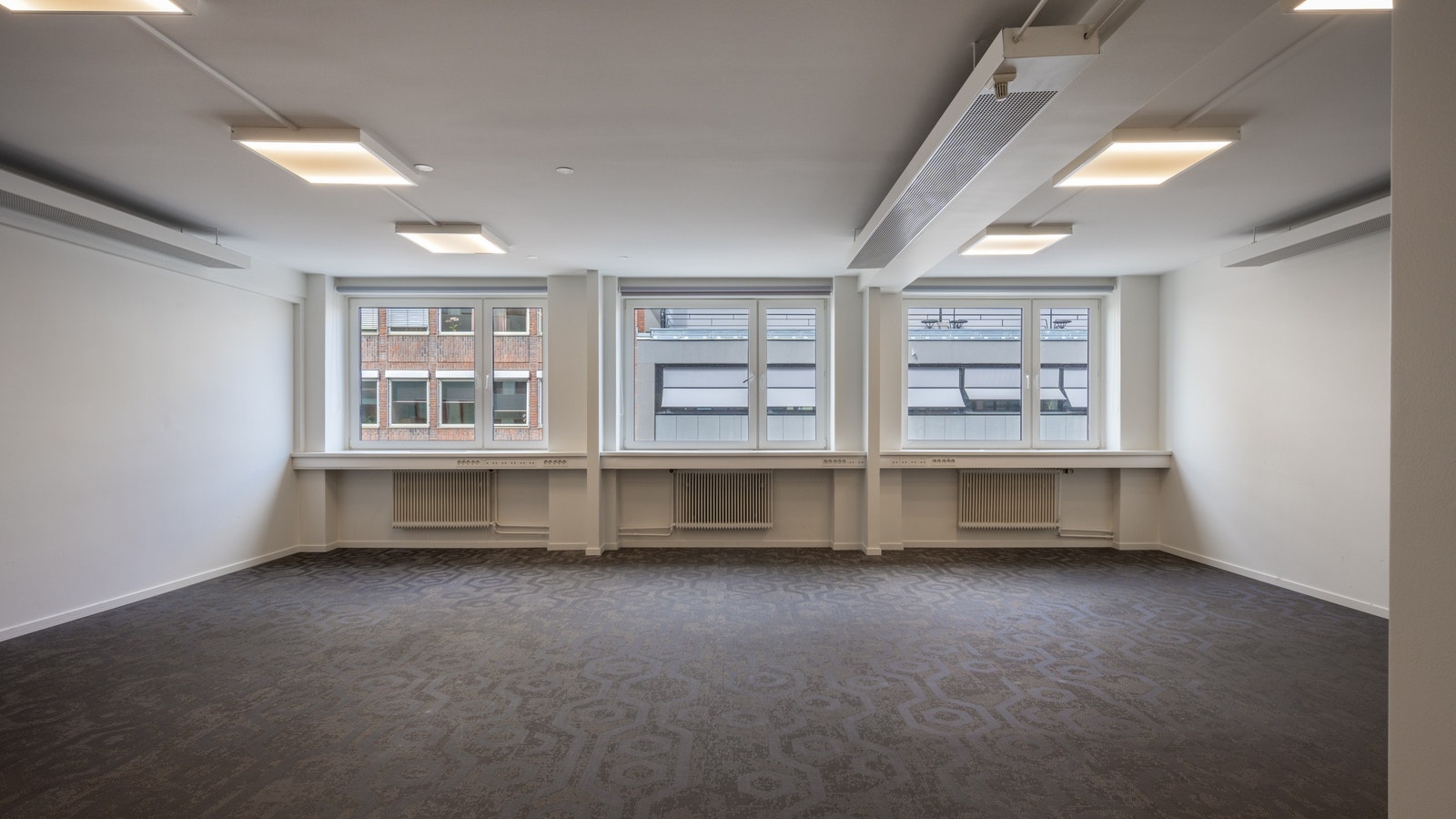 Store vindusflater med godt lysinnslipp Galleribilde