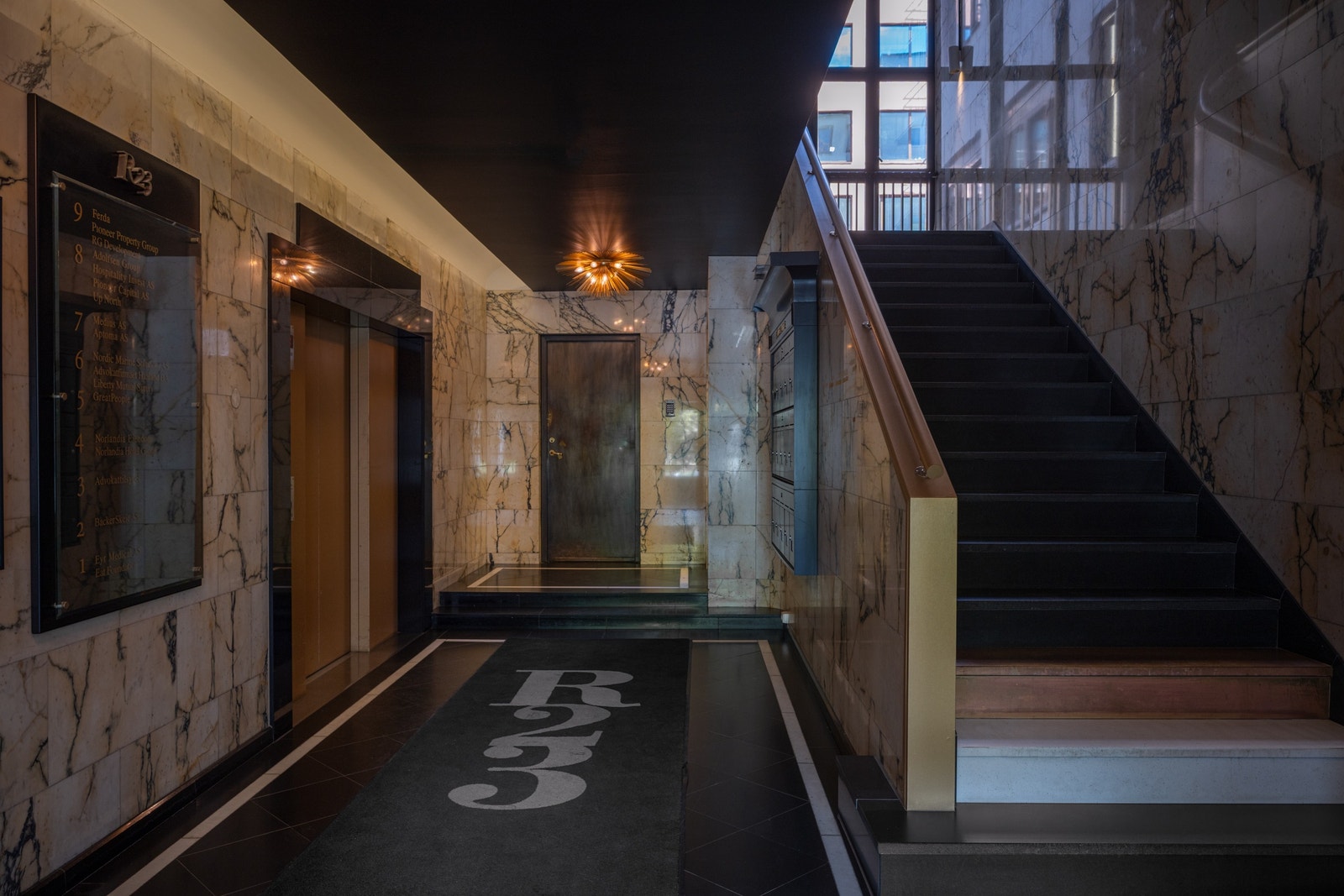 Pent og oppgradert inngangsparti i klassisk stil Galleribilde