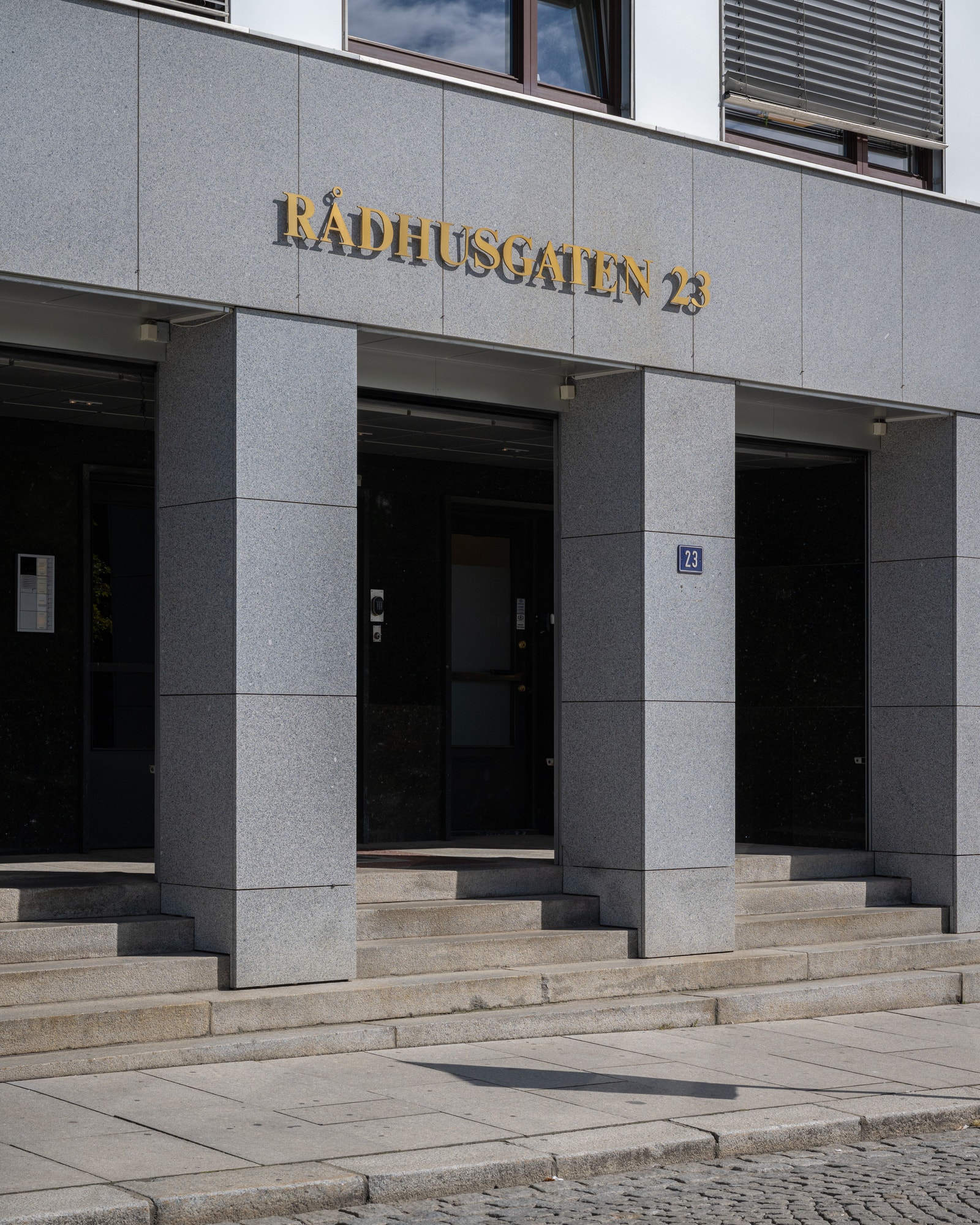 Vakker hovedinngang som vender ut mot Rådhusgata Galleribilde