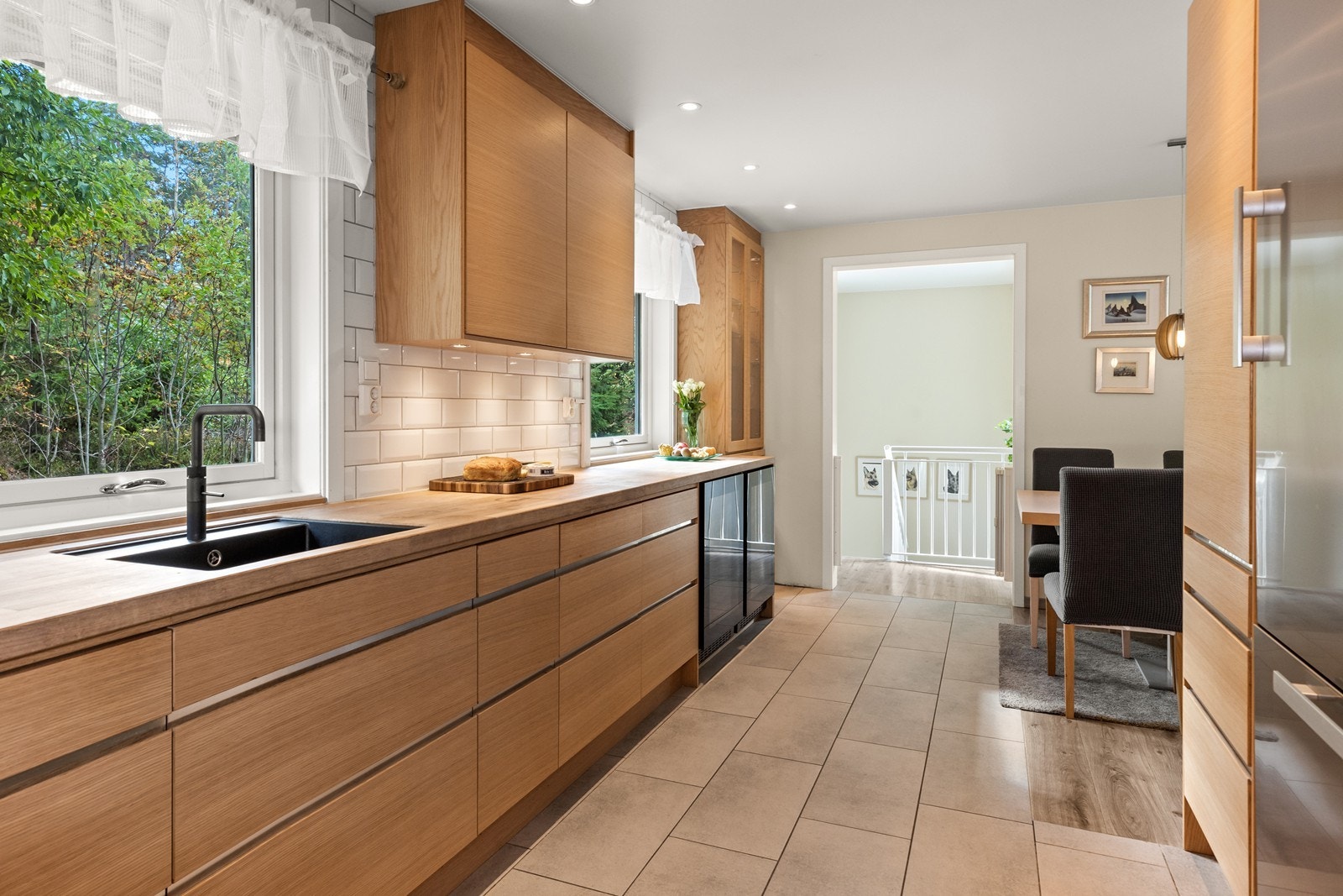 To vinduer i tilknytning til kjøkkenet gir et godt arbeidslys. Galleribilde