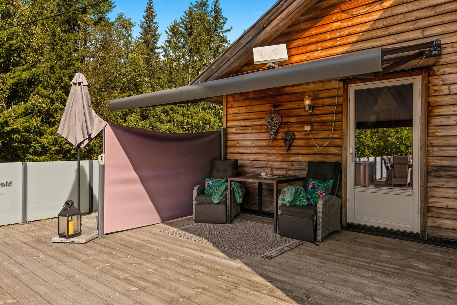 Utgang til stor veranda fra stua. Galleribilde